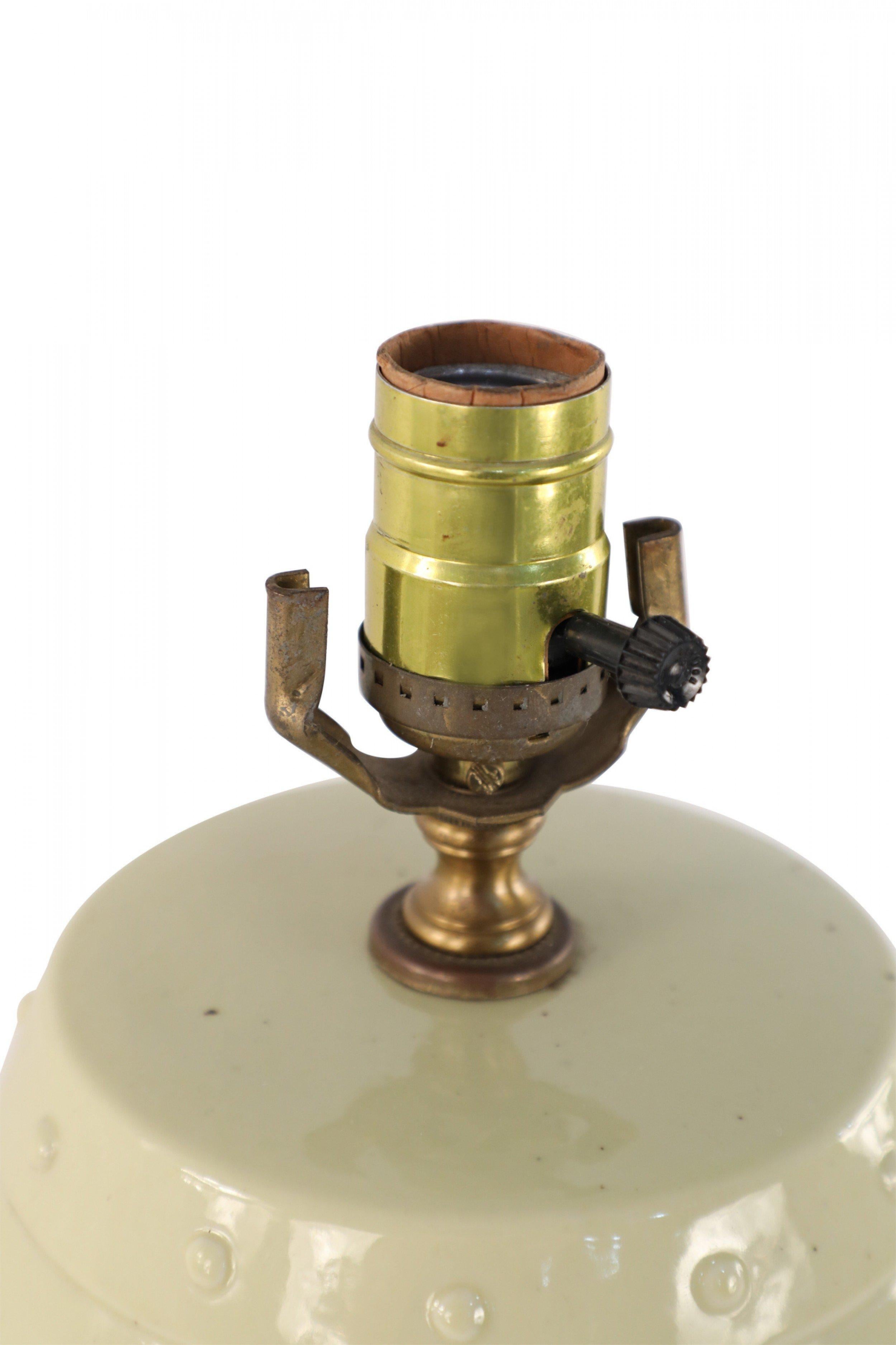 Métal Lampe de table chinoise en porcelaine jaune en vente