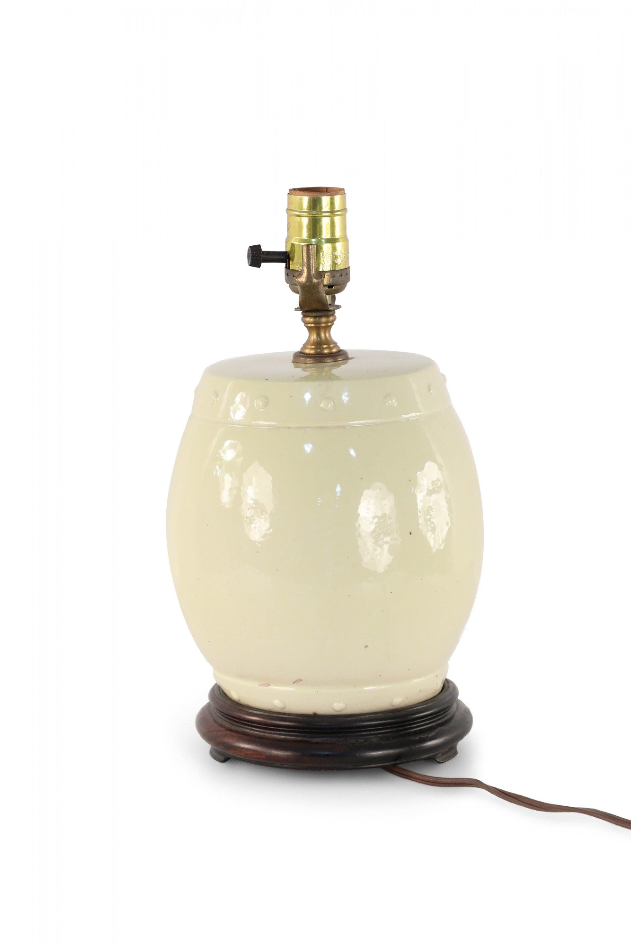 Chinese Yellow Barrel Porcelain Table Lamp For Sale 2