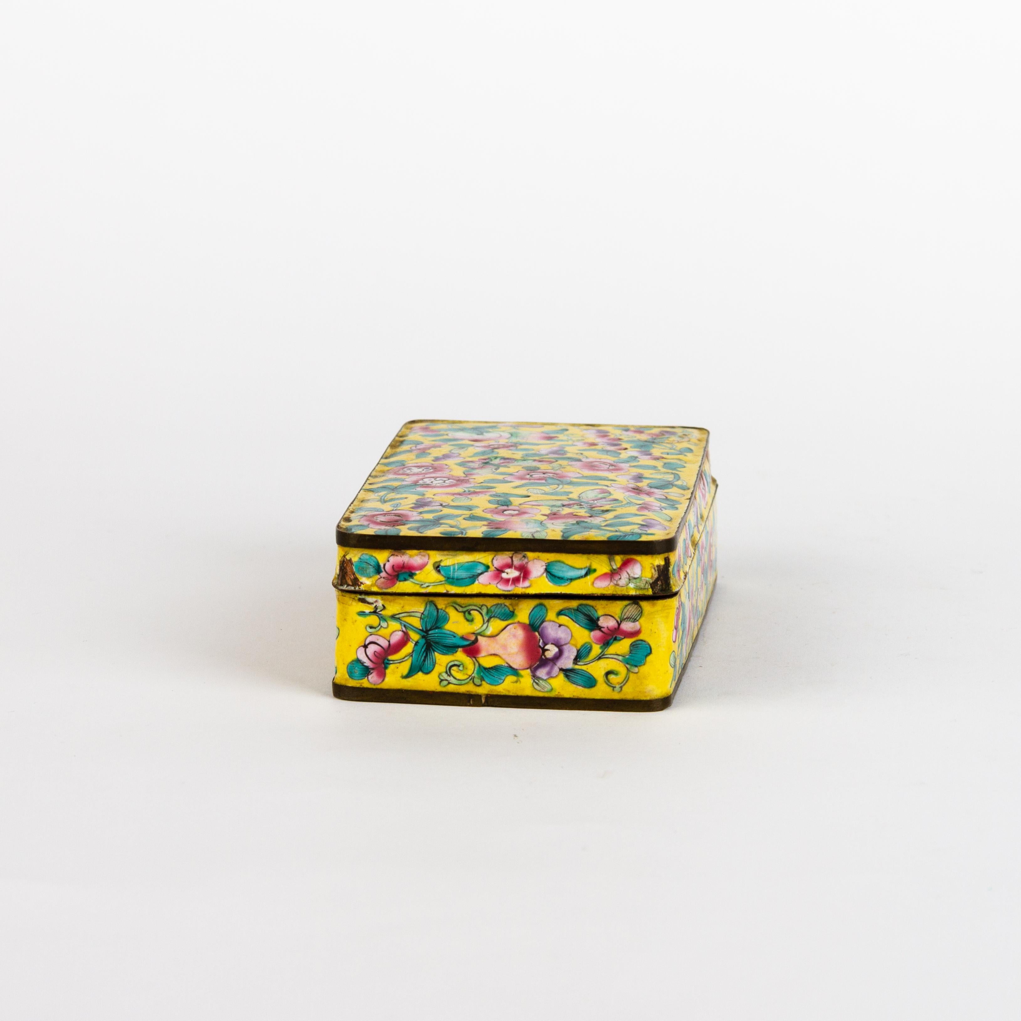 Chinese Yellow Canton Hand-Painted Butterflies Enamel Lidded Box 19th Century
Good condition
Free international shipping.