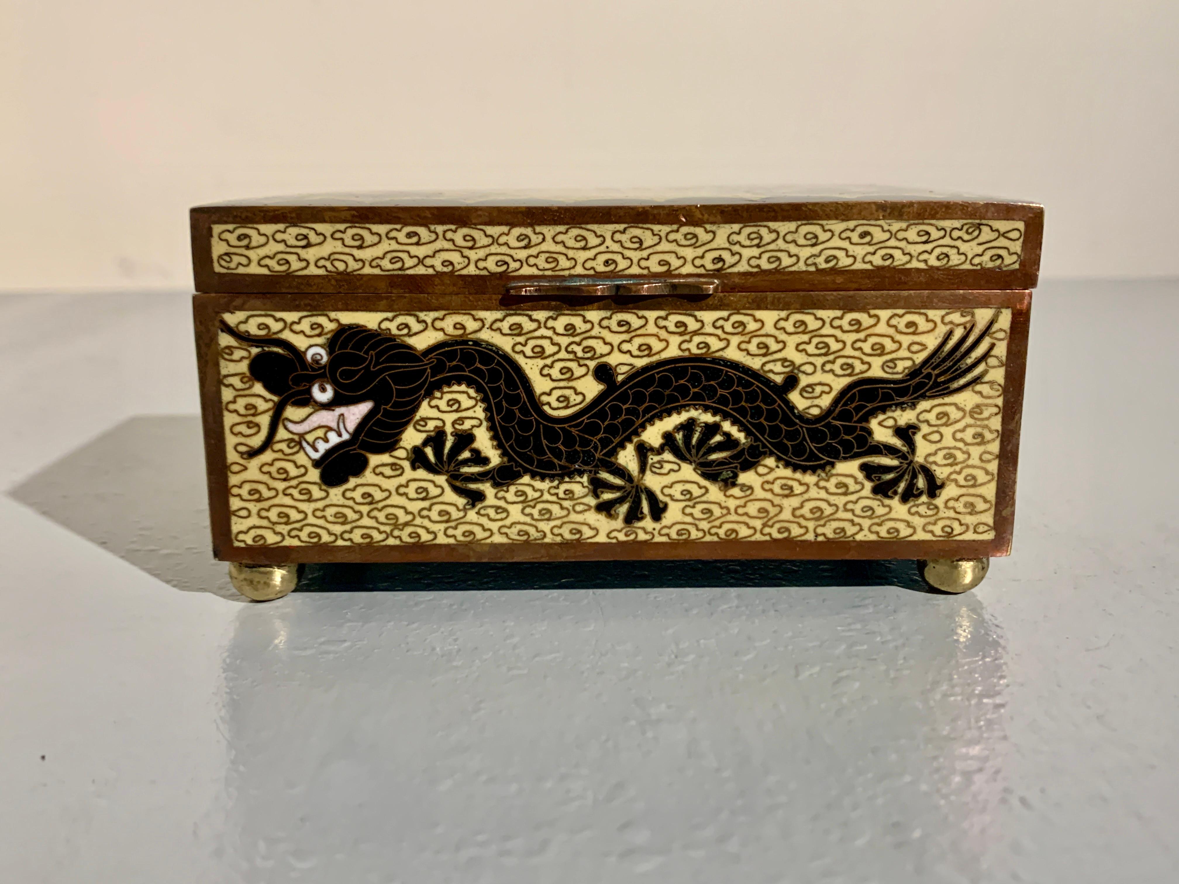 Chinois Boîte à dragon chinoise en cloisonné jaune, période de la République, vers 1920, Chine en vente