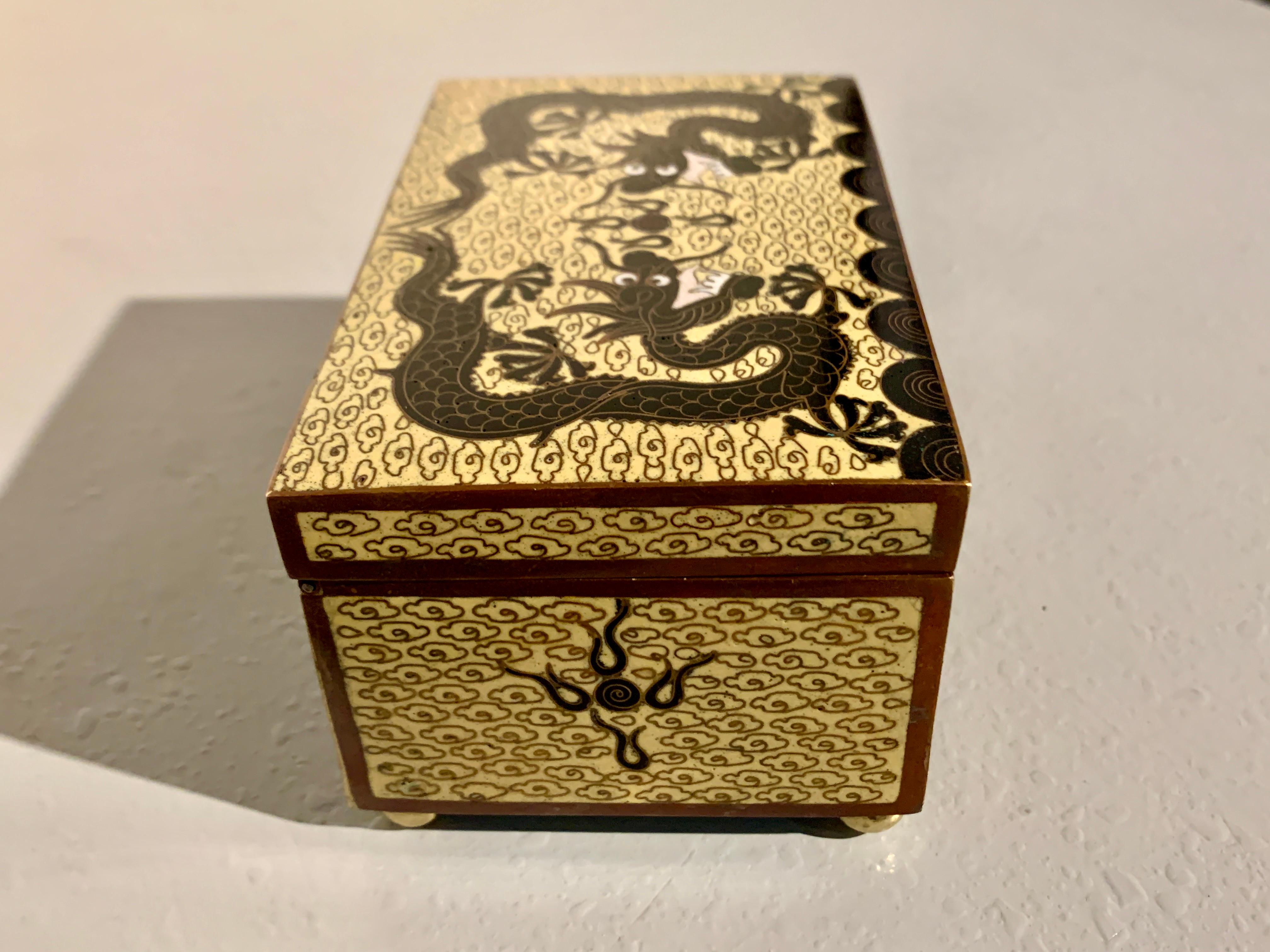 Boîte à dragon chinoise en cloisonné jaune, période de la République, vers 1920, Chine en vente 1