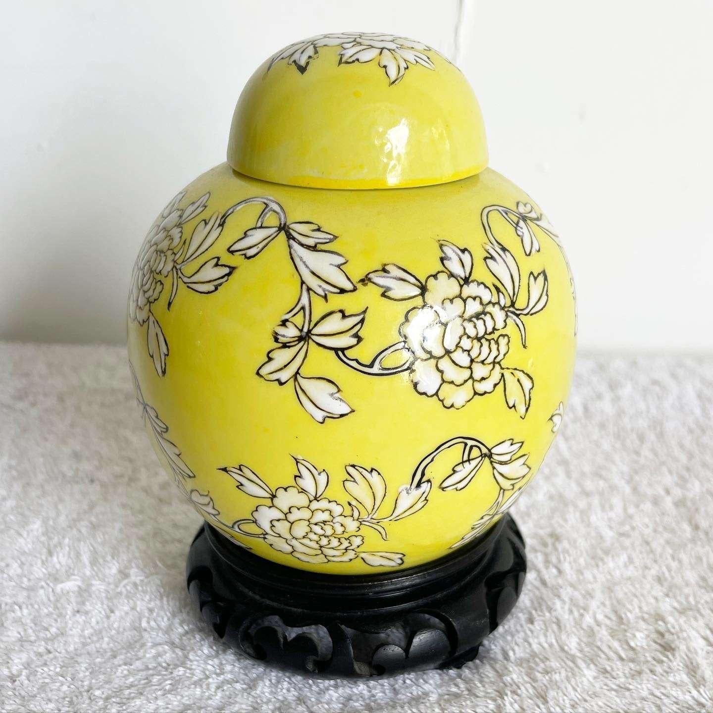Tauchen Sie ein in die zeitlose Schönheit dieses außergewöhnlichen chinesischen, gelben, floralen Vintage-Ingwerdosen-Sets. Das mit Sorgfalt gefertigte Keramikgefäß und der dazugehörige Teller aus Metall und Keramik bilden ein exquisites Duo. Sie