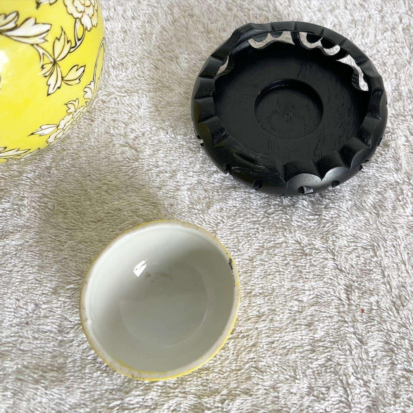 Chinese Yellow Floral Ginger Jar mit Metall und Keramik Platte - 2 Pieces (Chinesischer Export) im Angebot