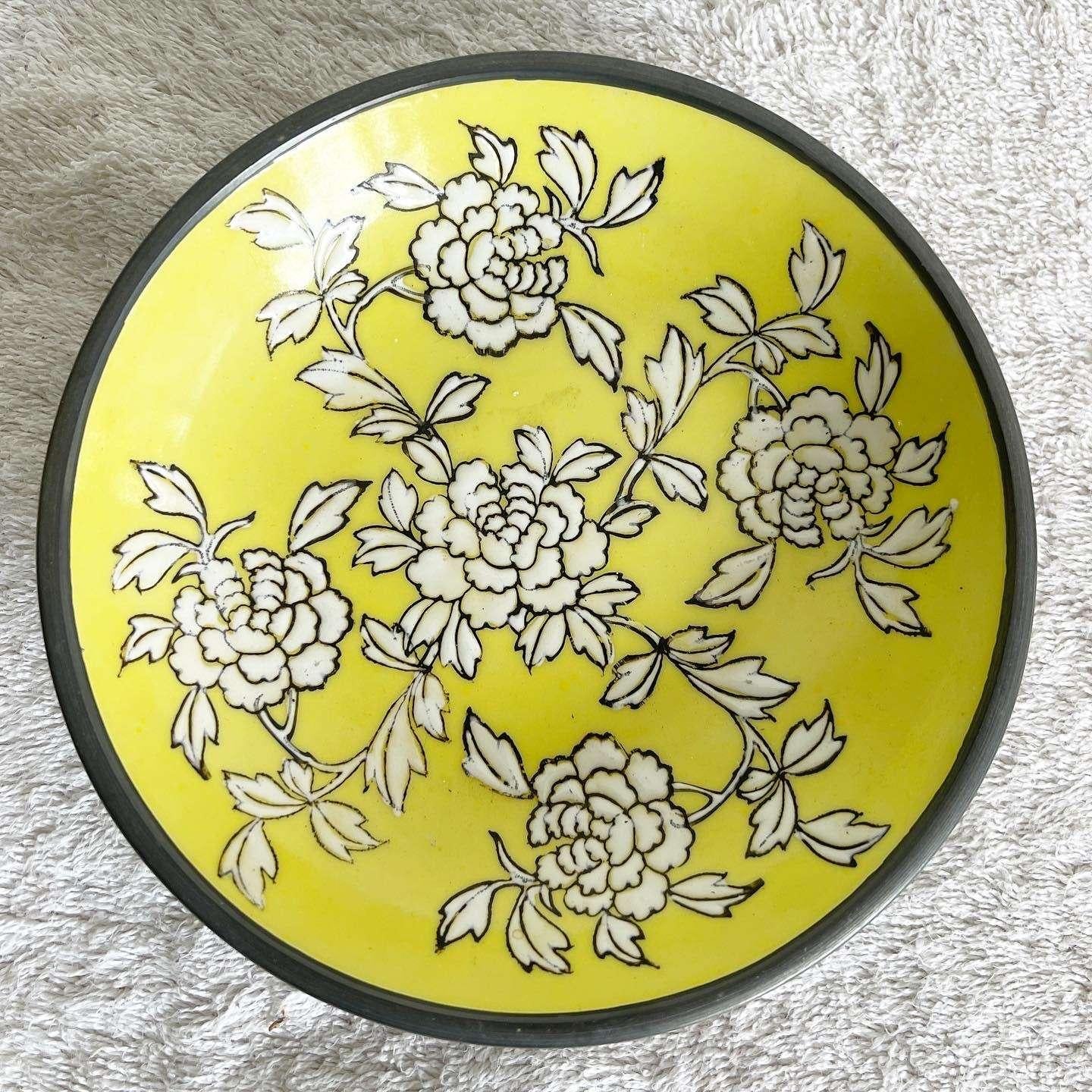 Chinese Yellow Floral Ginger Jar mit Metall und Keramik Platte - 2 Pieces im Zustand „Gut“ im Angebot in Delray Beach, FL