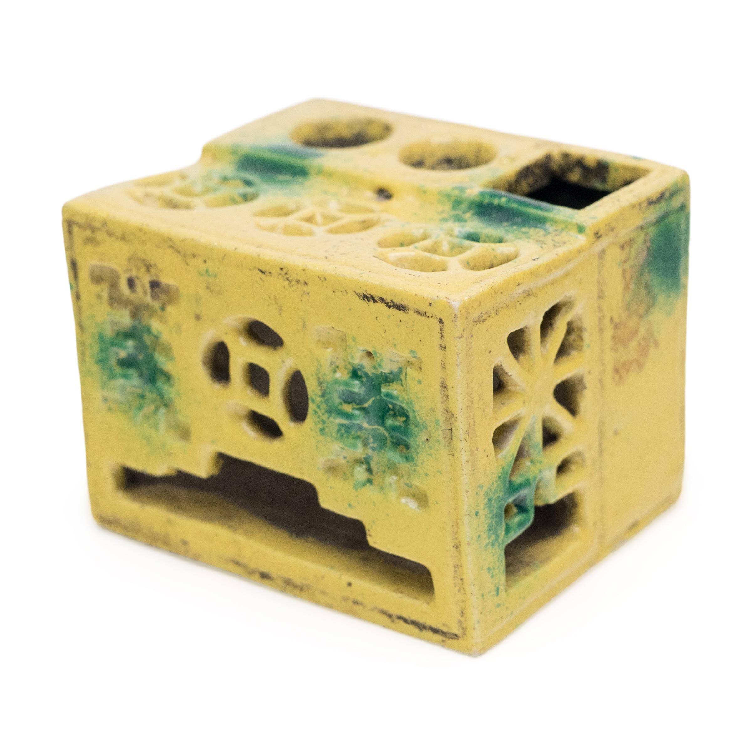 Situé à côté des quatre trésors de l'étude - le pinceau à calligraphie, l'encre, le papier et la pierre à encre - le repose-pinceau était un élément essentiel du bureau des érudits chinois. Ce repose-pinceau en céramique du XIXe siècle est joyeux et