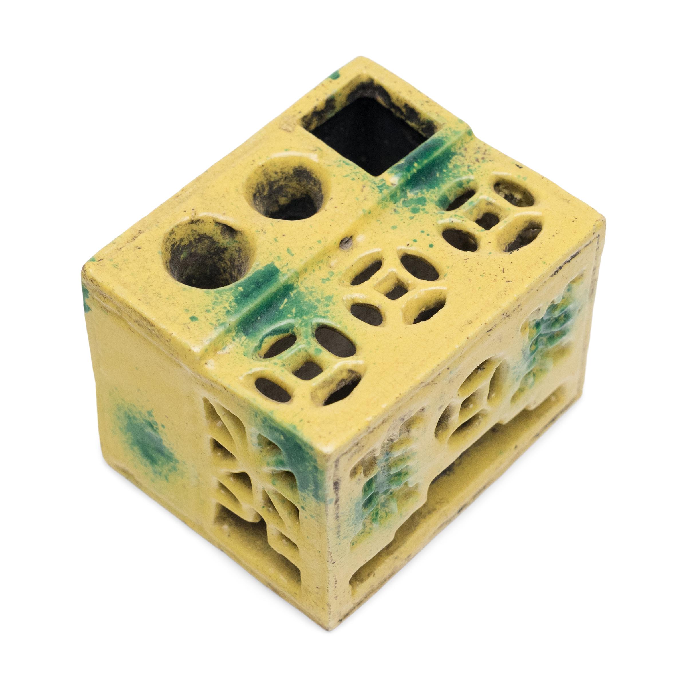 Qing Repose-pinceau chinois à glaçure jaune, c. 1850 en vente