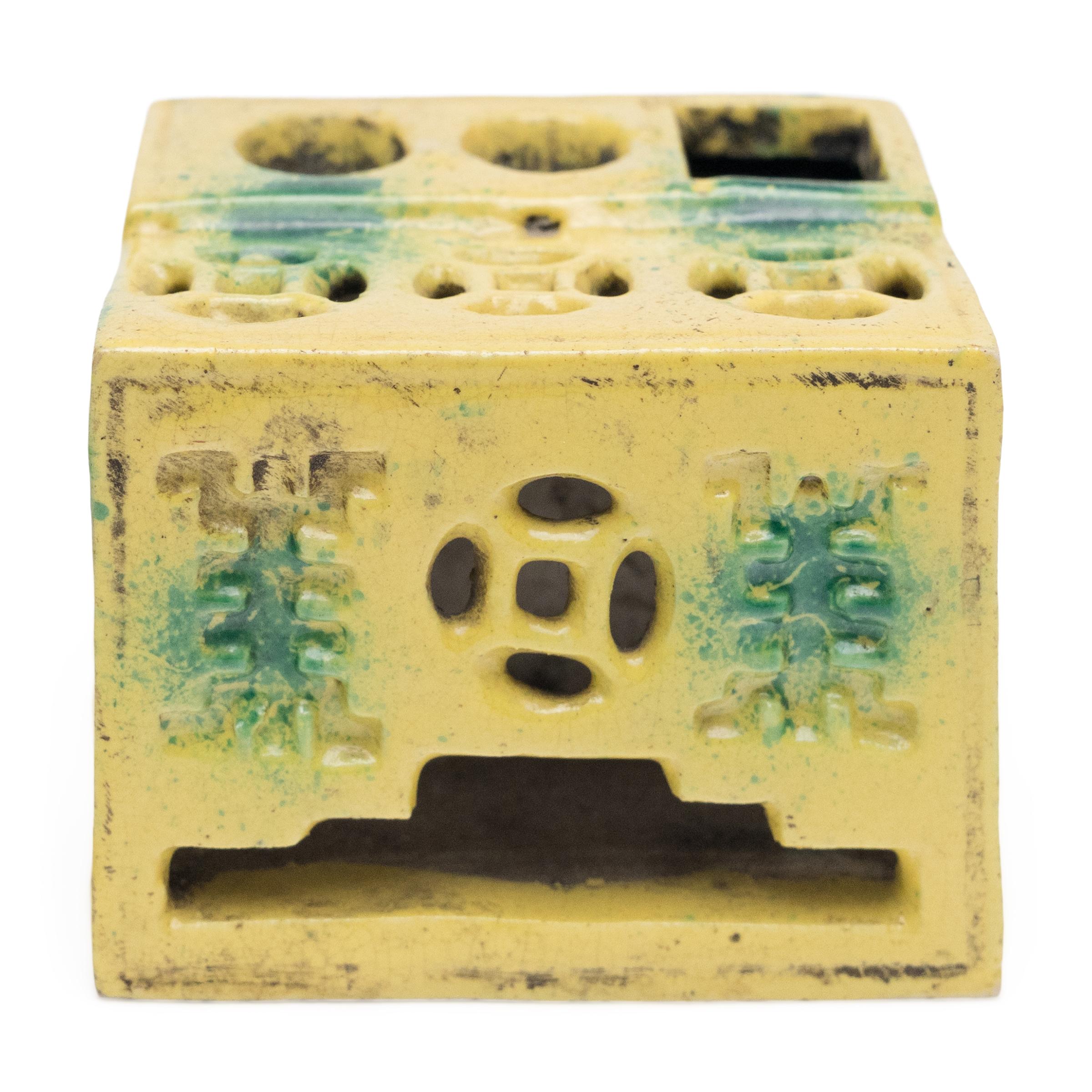 Chinois Repose-pinceau chinois à glaçure jaune, c. 1850 en vente