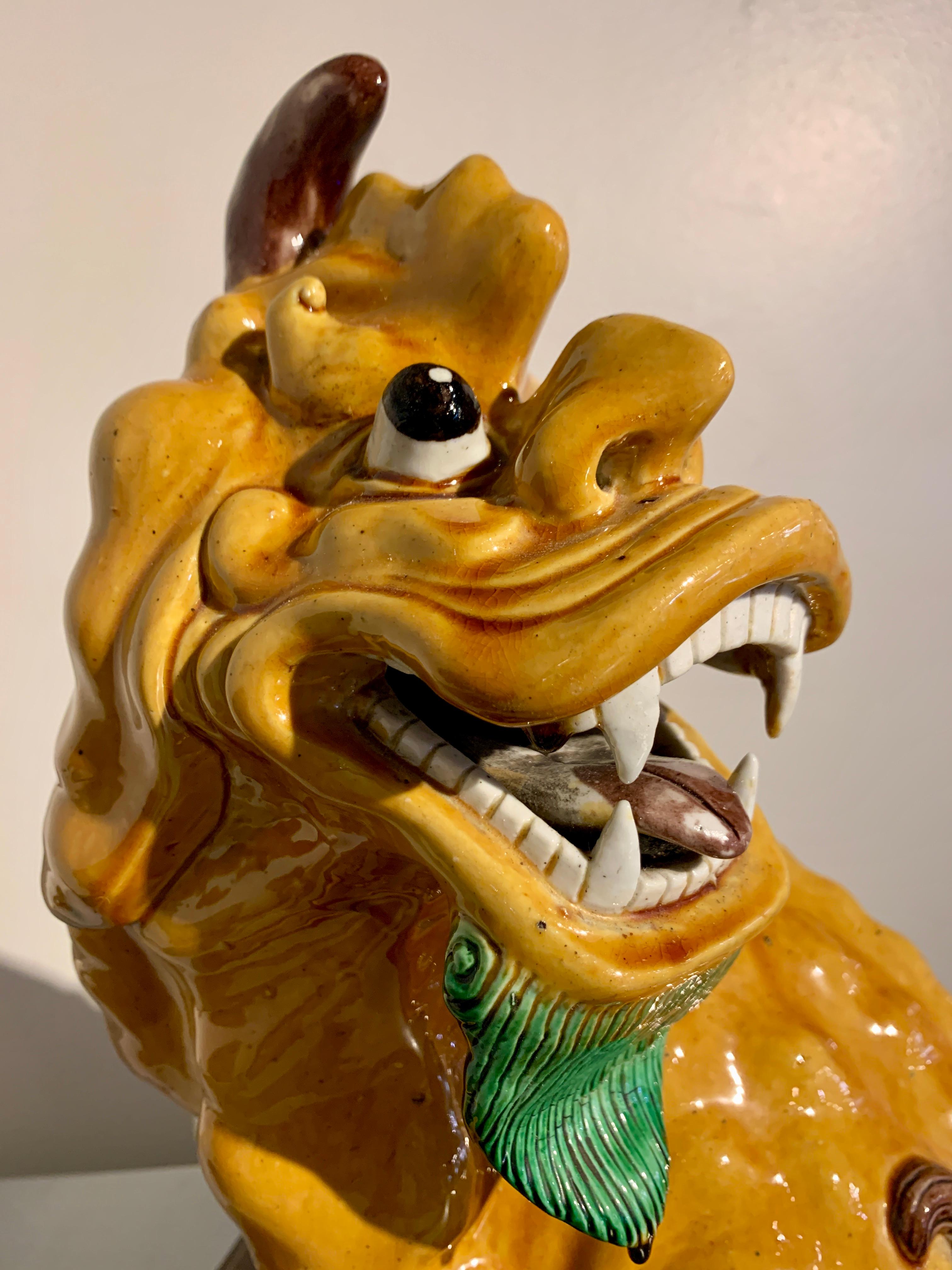 XIXe siècle Bête mythique chinoise à glaçure jaune, Xiezhi, Dynastie Qing, 19e siècle, Chine en vente