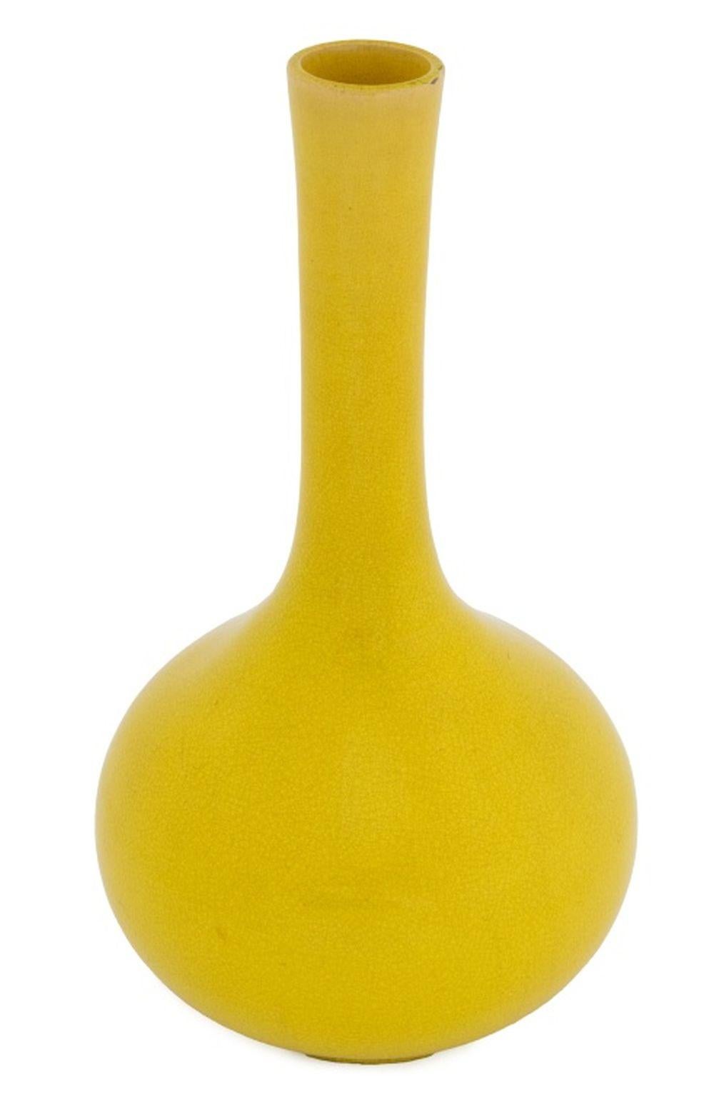 Chinese Yellow Glazed Porcelain Bottle Vase Qing en venta