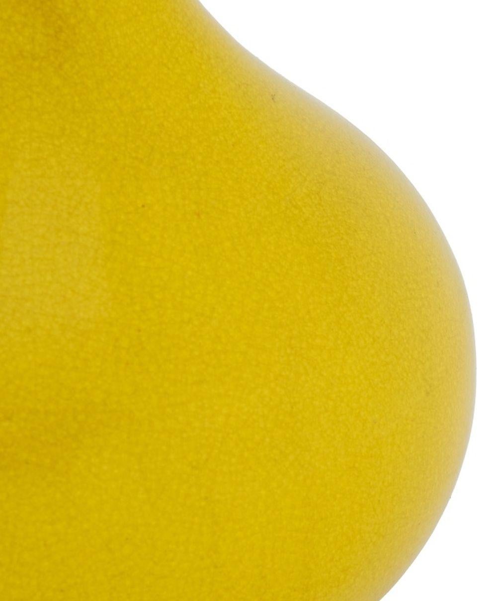 Chinese Yellow Glazed Porcelain Bottle Vase Chino en venta