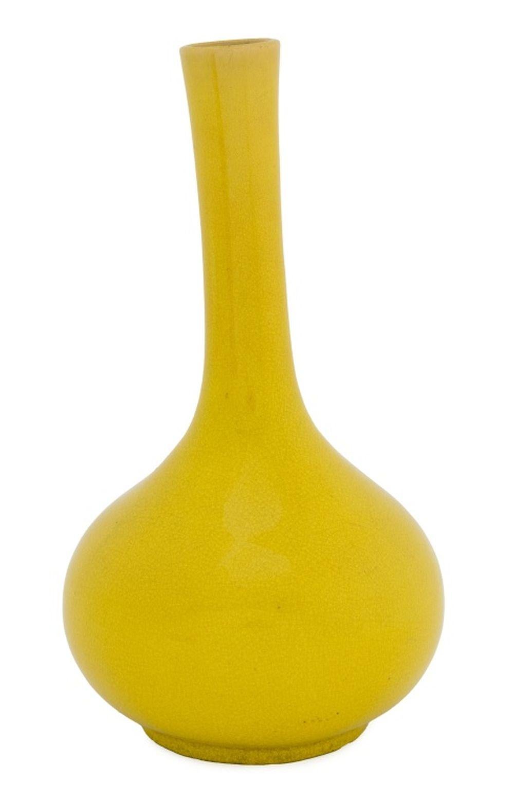 Chinese Yellow Glazed Porcelain Bottle Vase Glaseado en venta