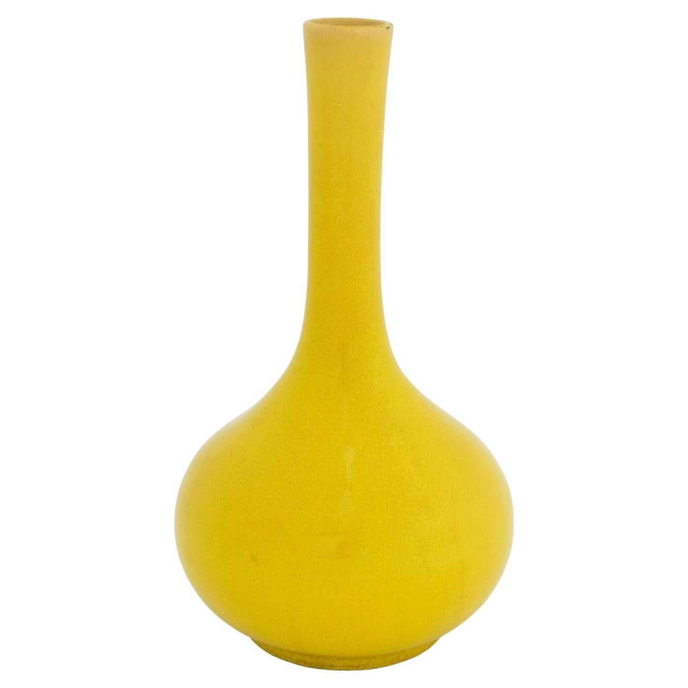 Chinese Yellow Glazed Porcelain Bottle Vase en venta