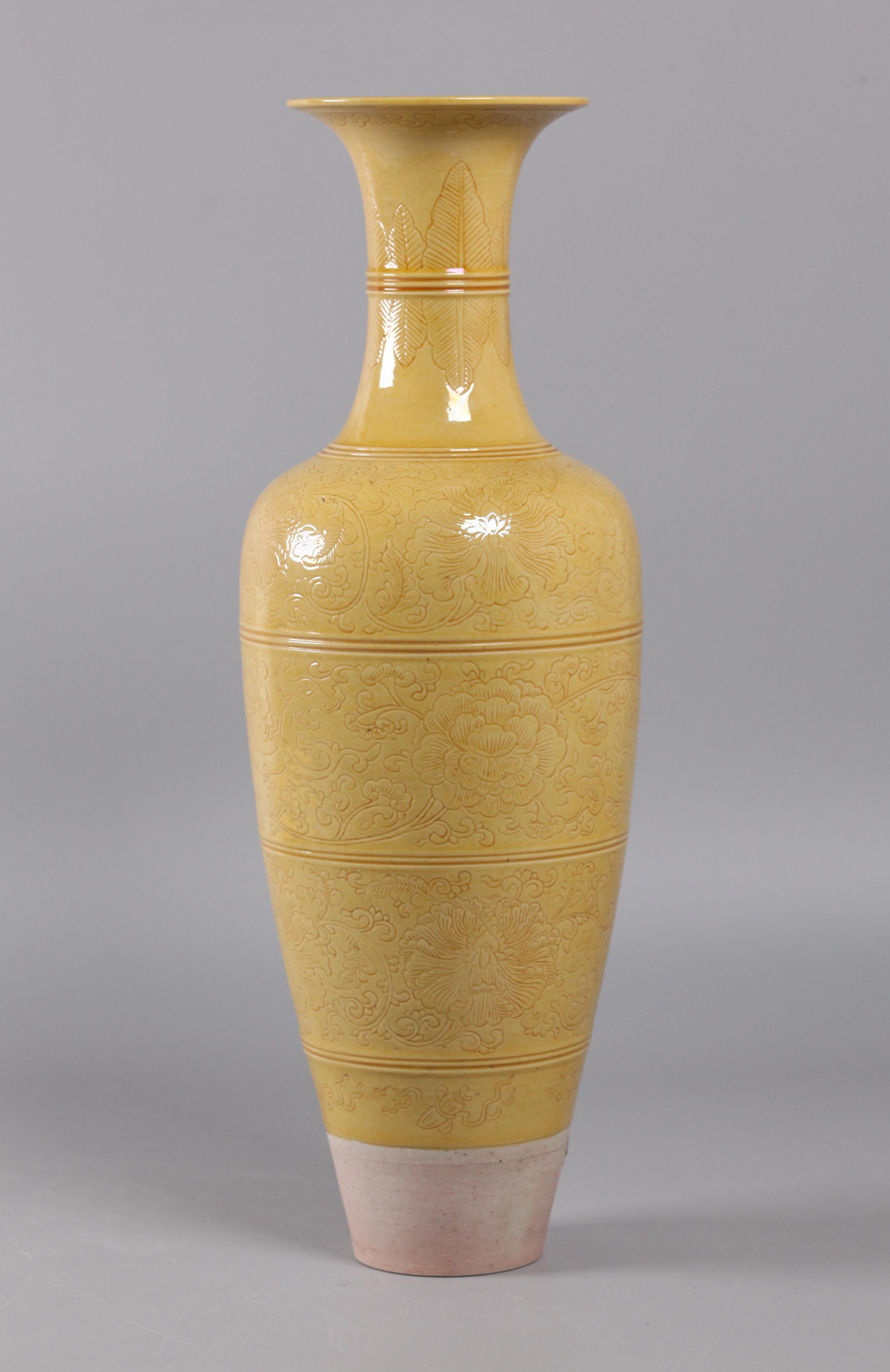 Chinois Vase chinois en porcelaine émaillée jaune, C.I.C. en vente