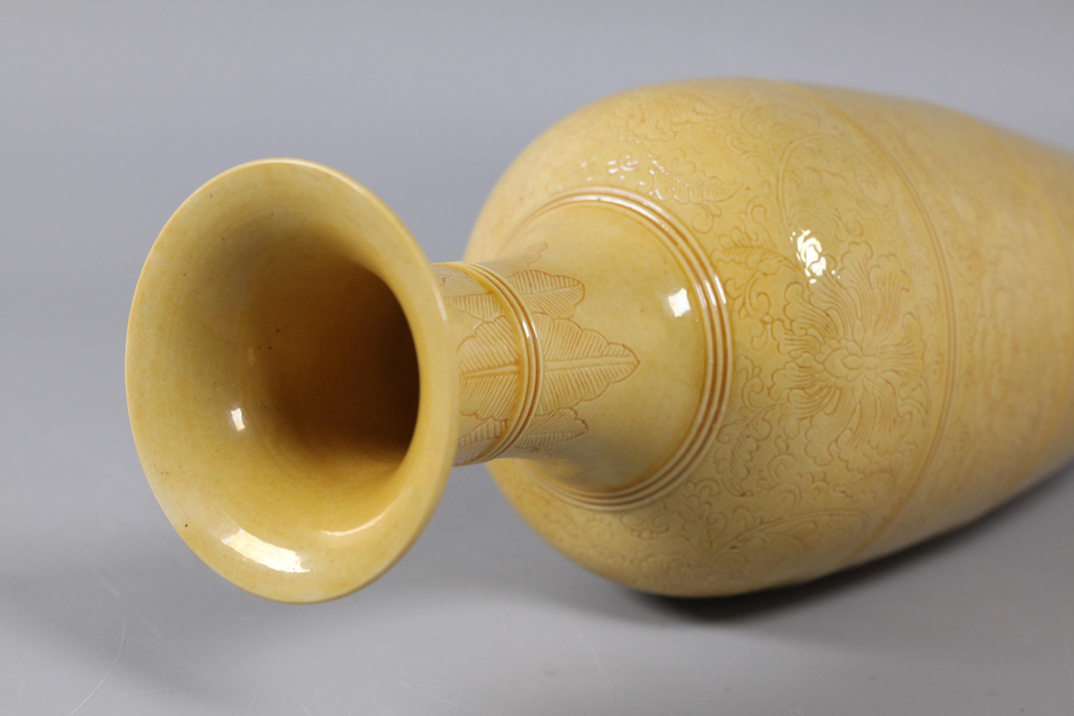 Vase chinois en porcelaine émaillée jaune, C.I.C. Bon état - En vente à New York, NY