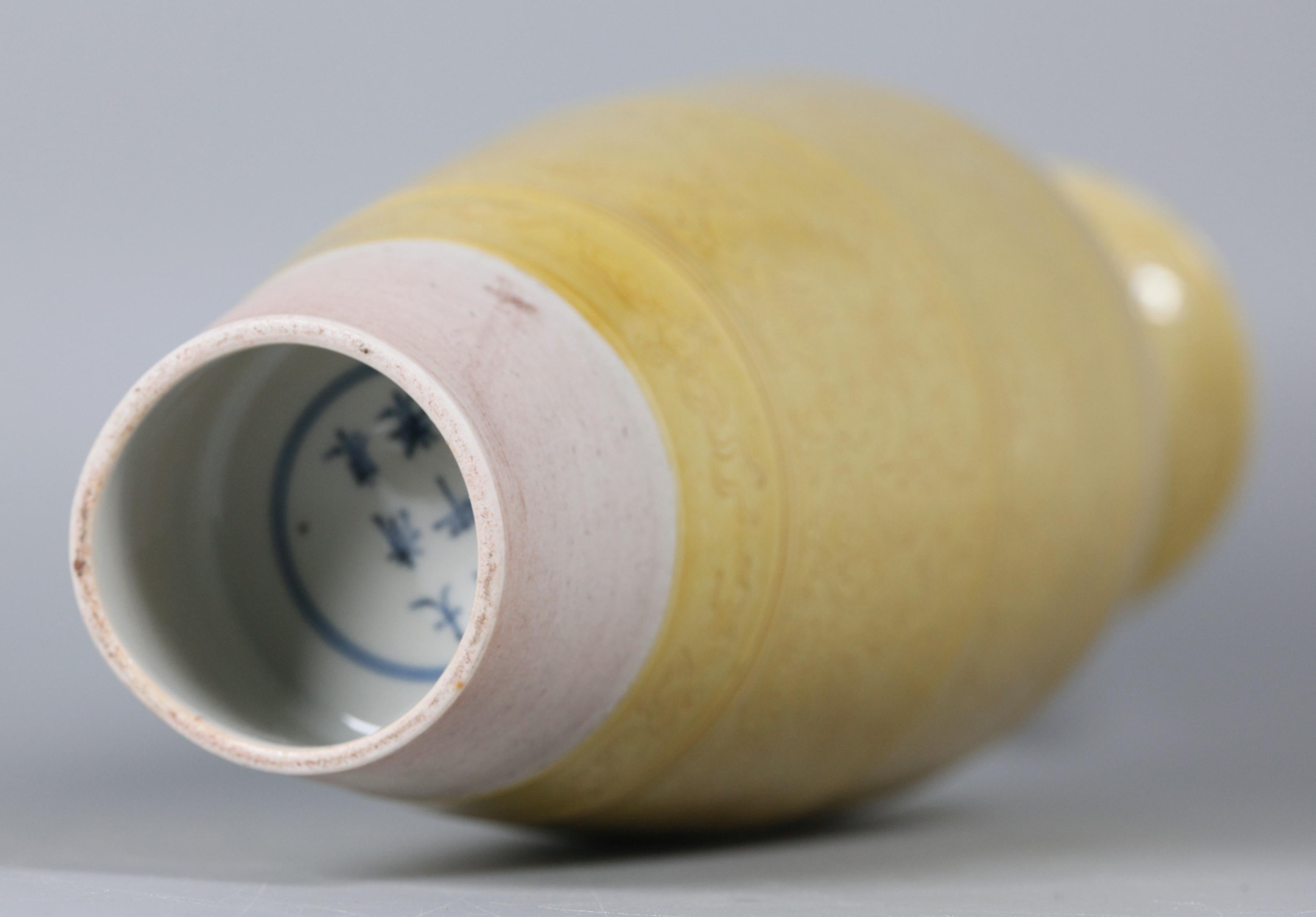 XIXe siècle Vase chinois en porcelaine émaillée jaune, C.I.C. en vente