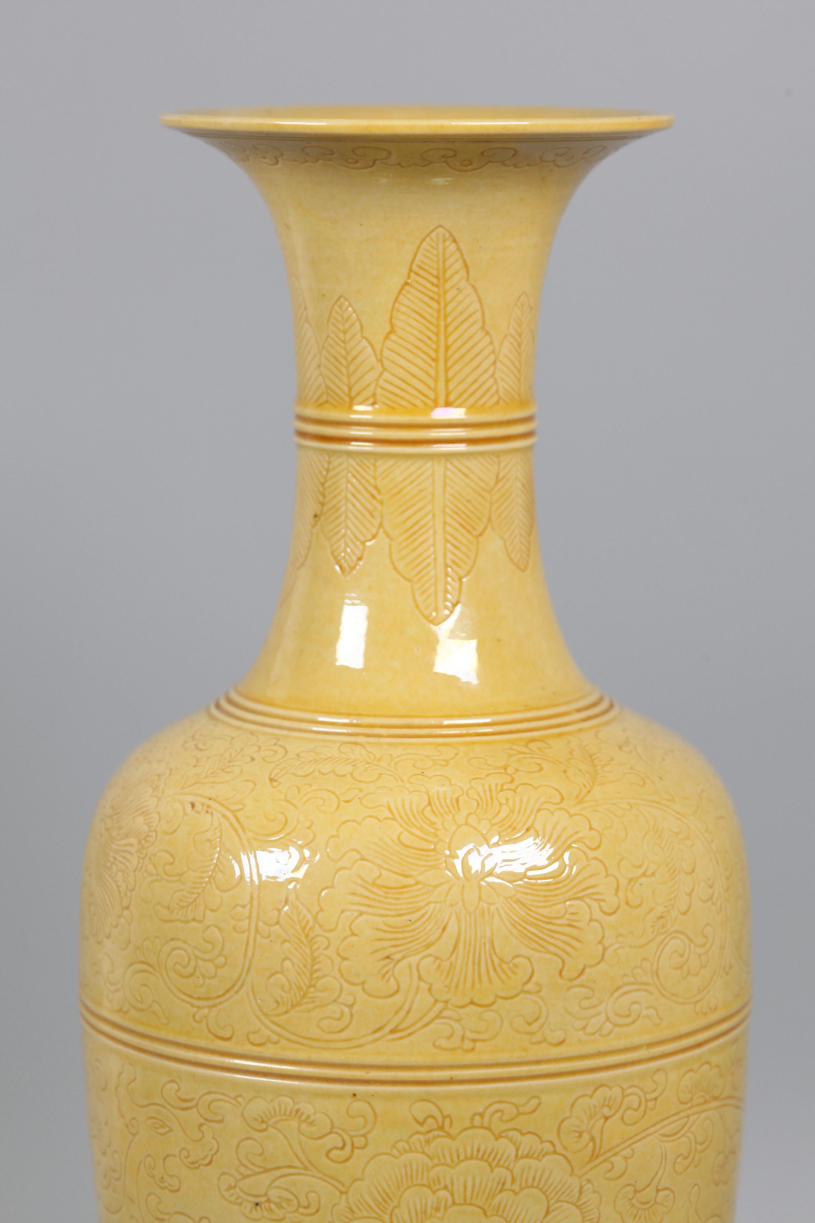 Porcelaine Vase chinois en porcelaine émaillée jaune, C.I.C. en vente