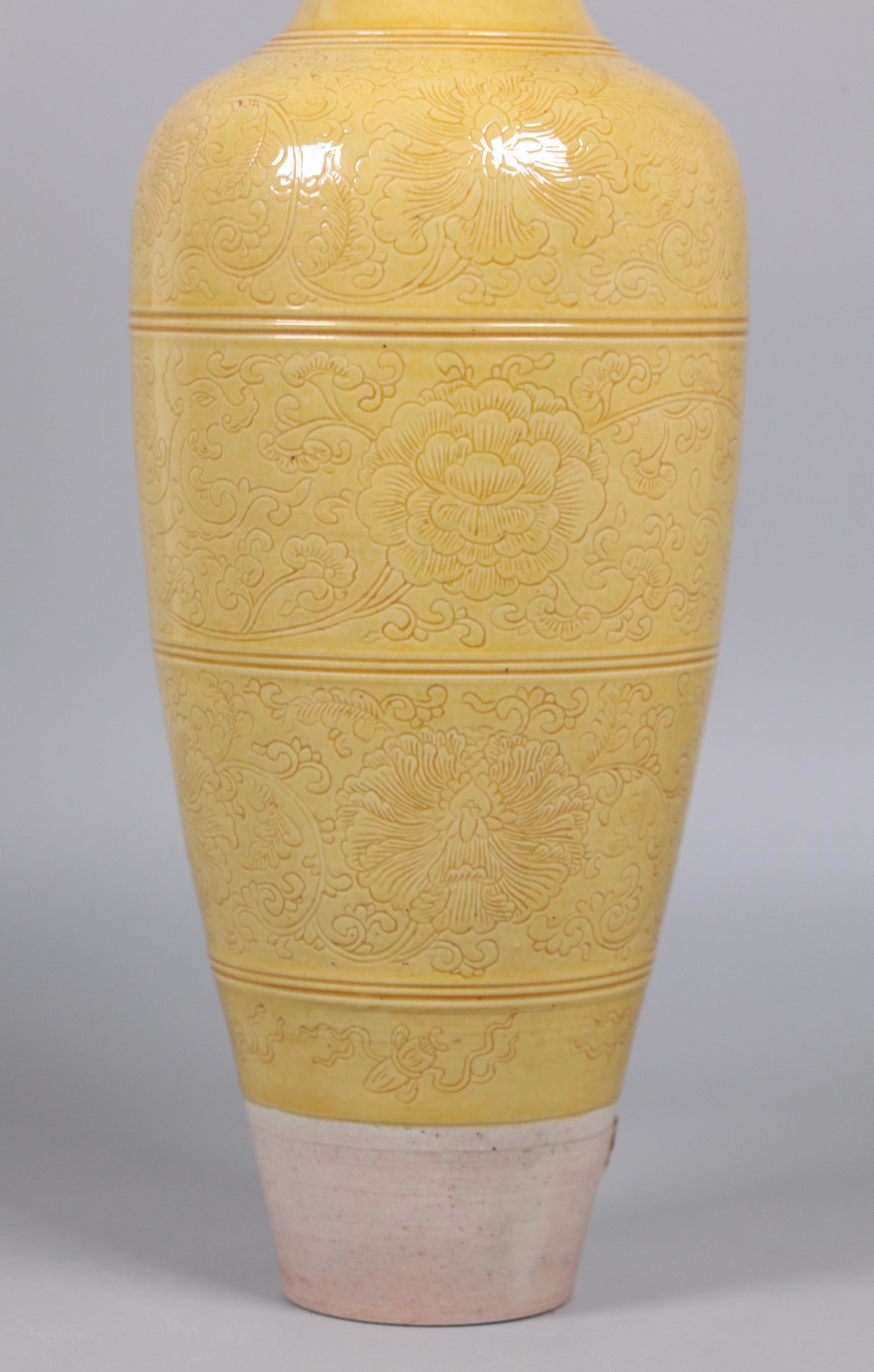 Vase chinois en porcelaine émaillée jaune, C.I.C. en vente 1