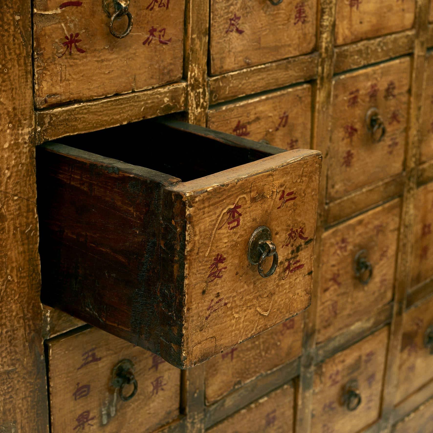 Chinesischer Apothekerschrank aus gelbem Lack, 52 Schubladen (19. Jahrhundert)