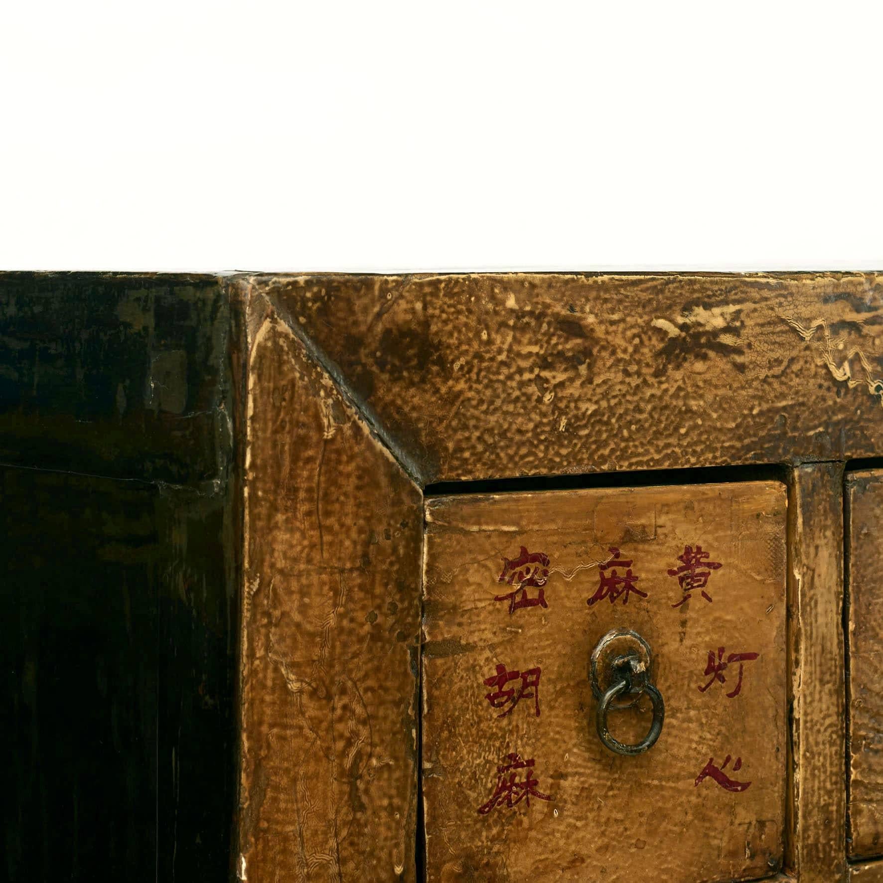 Chinesischer Apothekerschrank aus gelbem Lack, 52 Schubladen (Eisen)