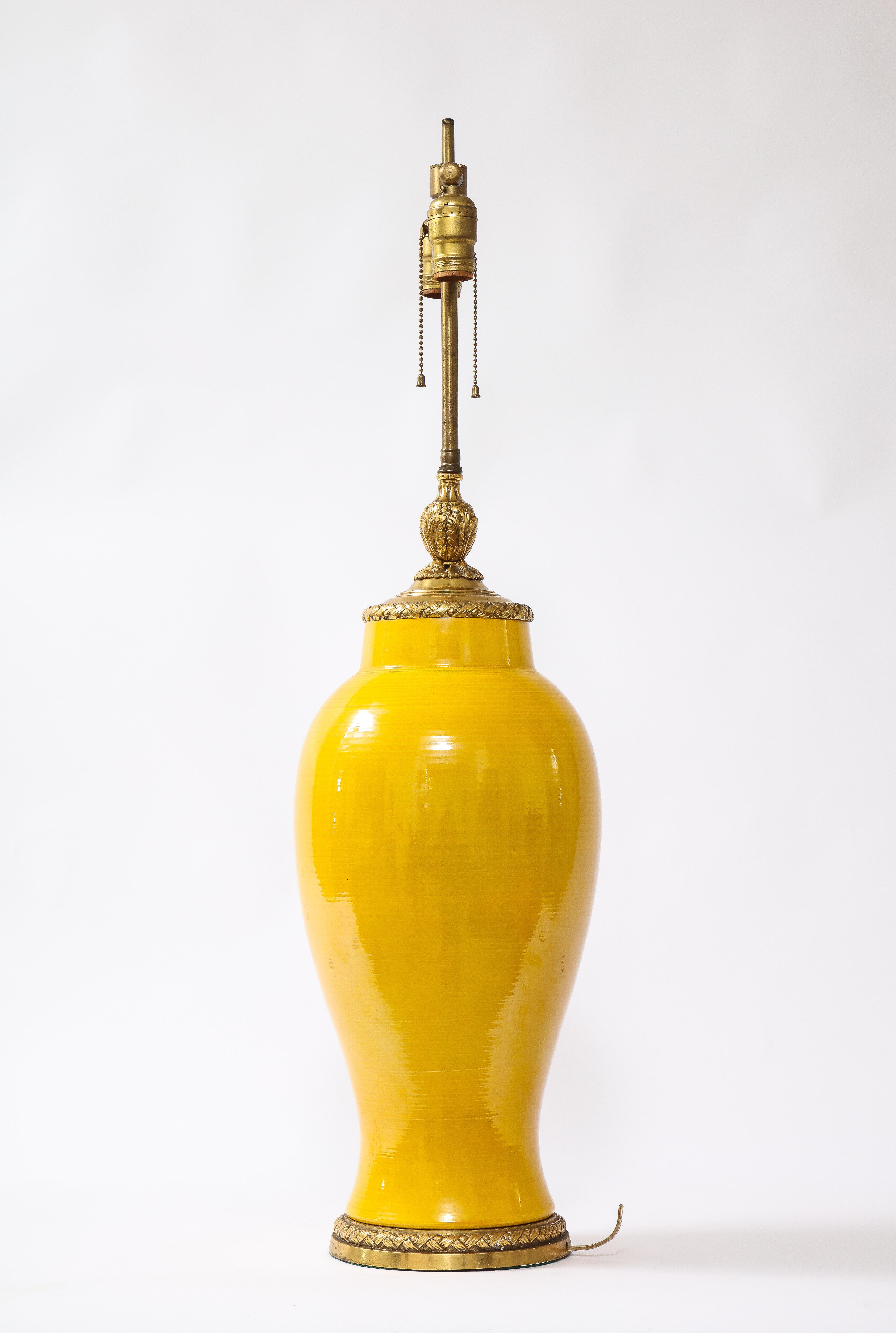 Lampada con montatura in porcellana monocromatica gialla e ormolu del XIX secolo, attribuita a E. F. A.  Di forma a balaustro, la porcellana ha uno splendido colore giallo brillante monocromatico.  Il vaso di porcellana è montato su splendide
