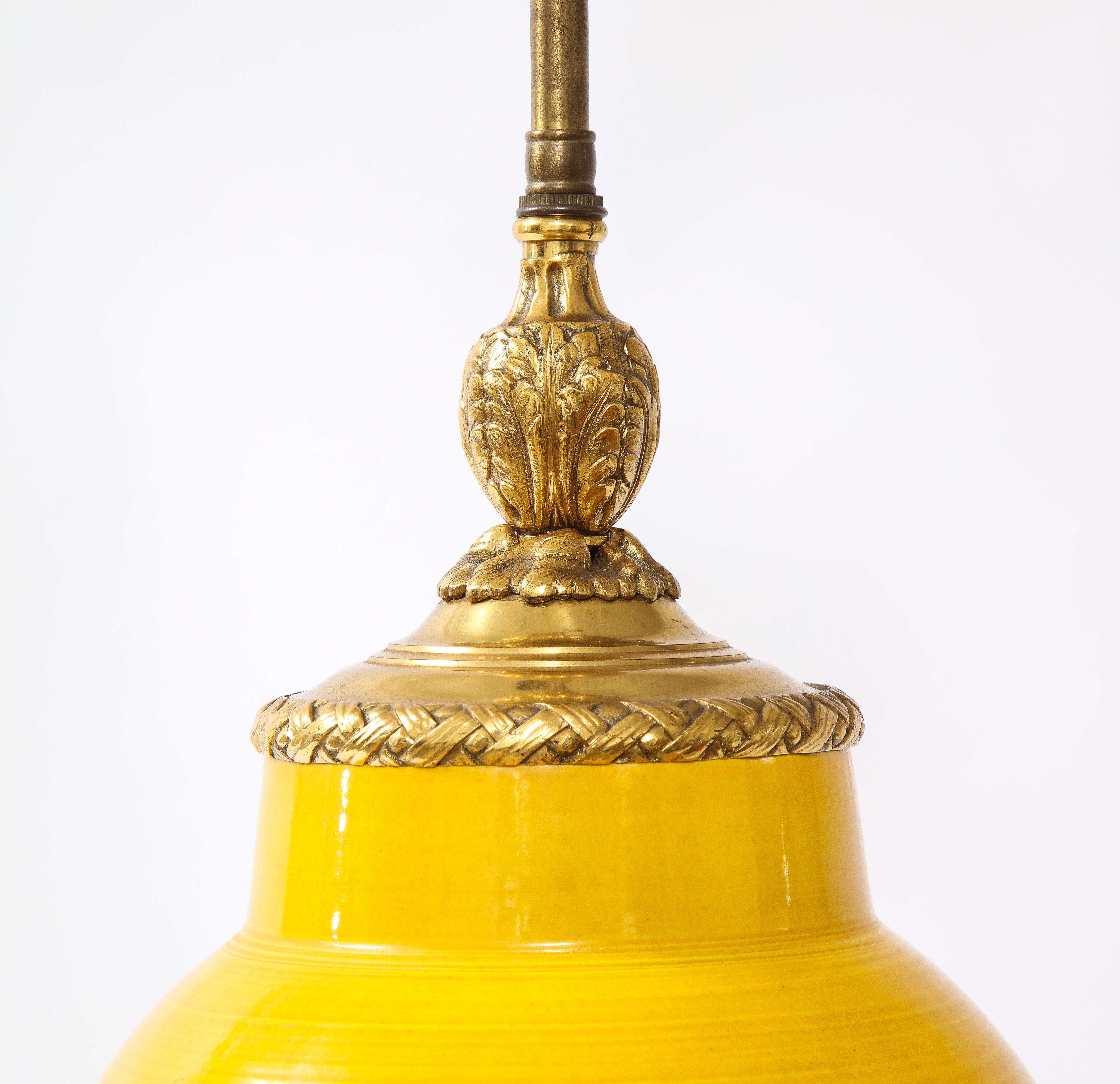 Lampada cinese in porcellana monocromatica gialla con montatura in ormolu, Attb. E. F. Caldwell In condizioni buone in vendita a New York, NY