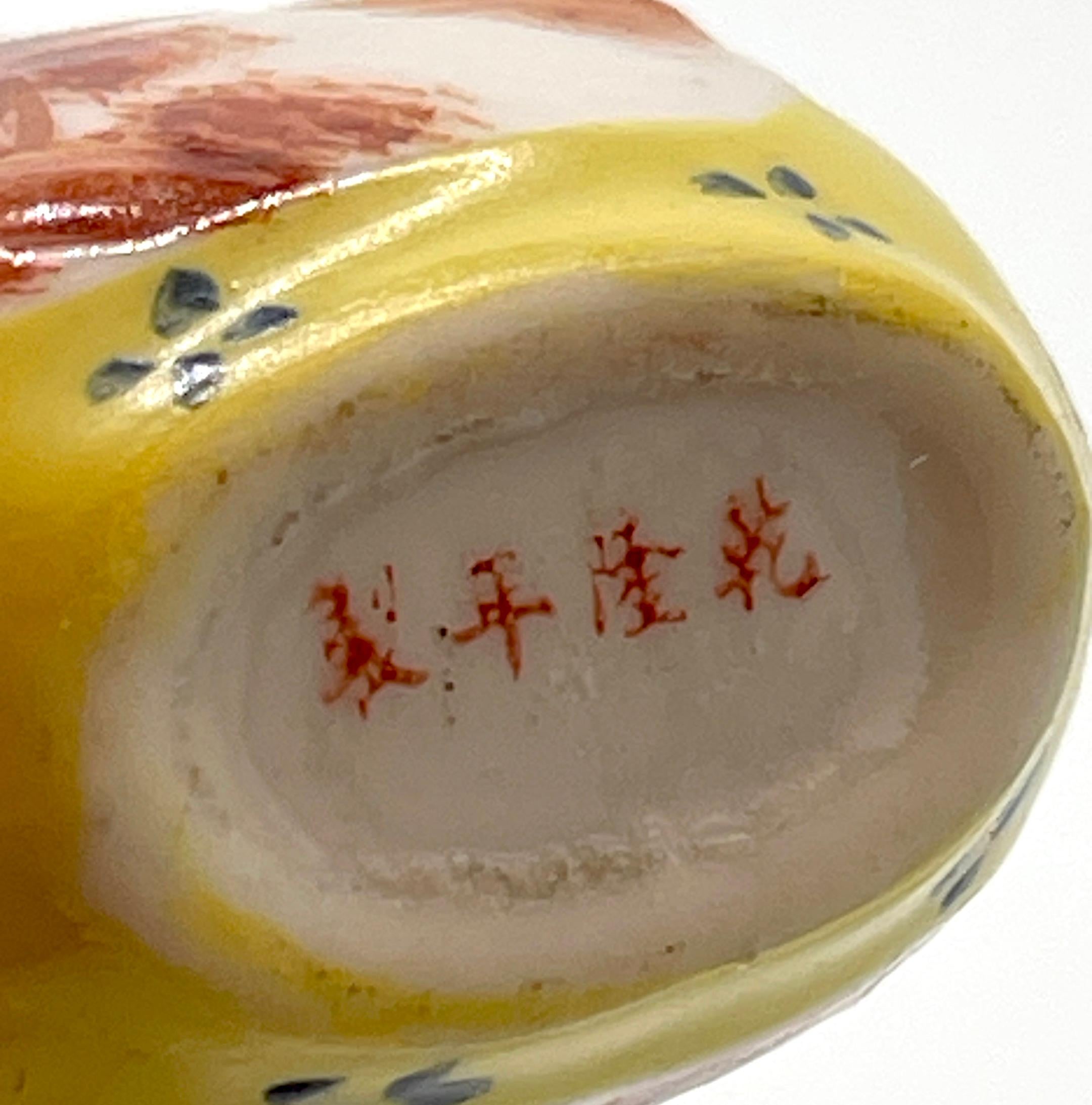 Bouteille à priser et Stand en verre jaune de Chine avec scène et pierre dure, signé  en vente 2