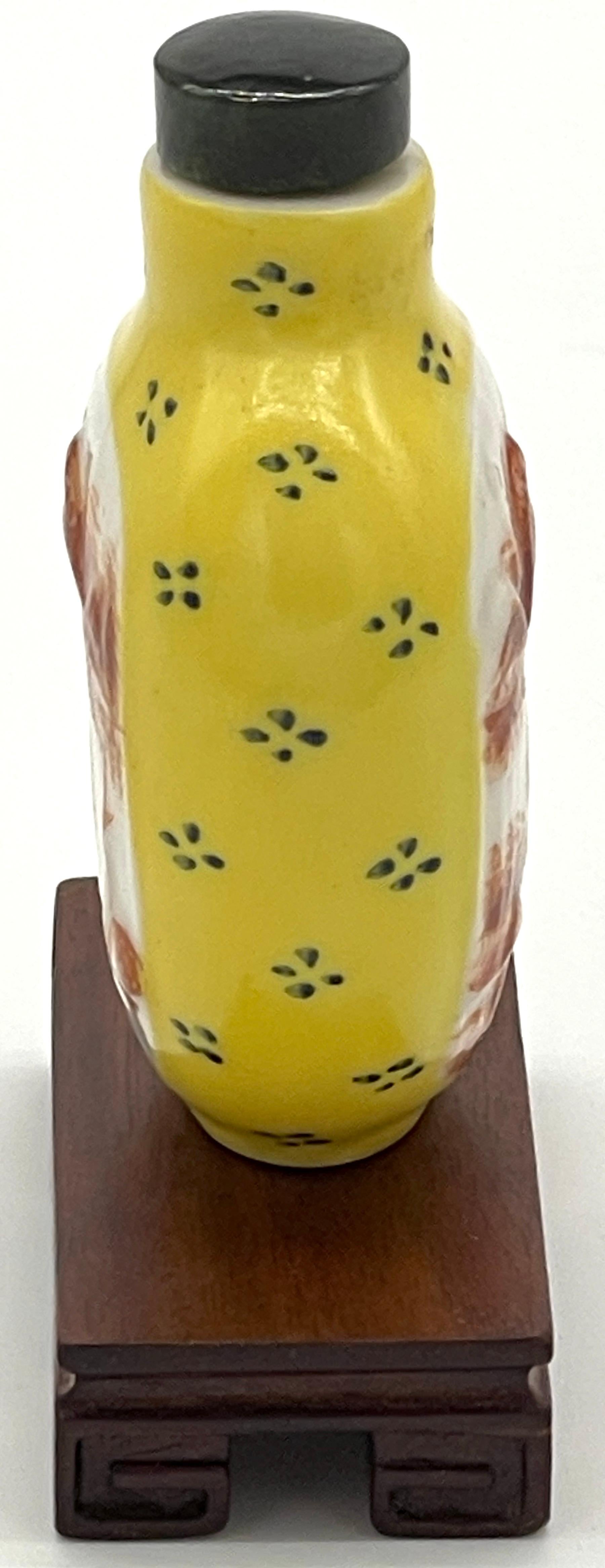 Exportation chinoise Bouteille à priser et Stand en verre jaune de Chine avec scène et pierre dure, signé  en vente