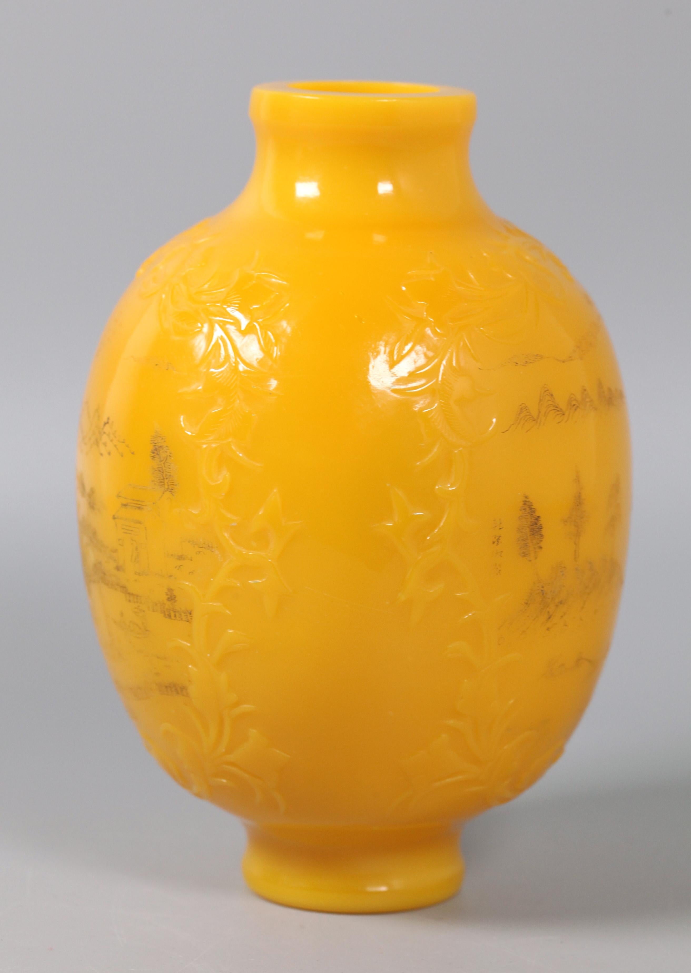 Jarrón chino de vidrio amarillo de Pekín, s. XVIII Vidrio en venta