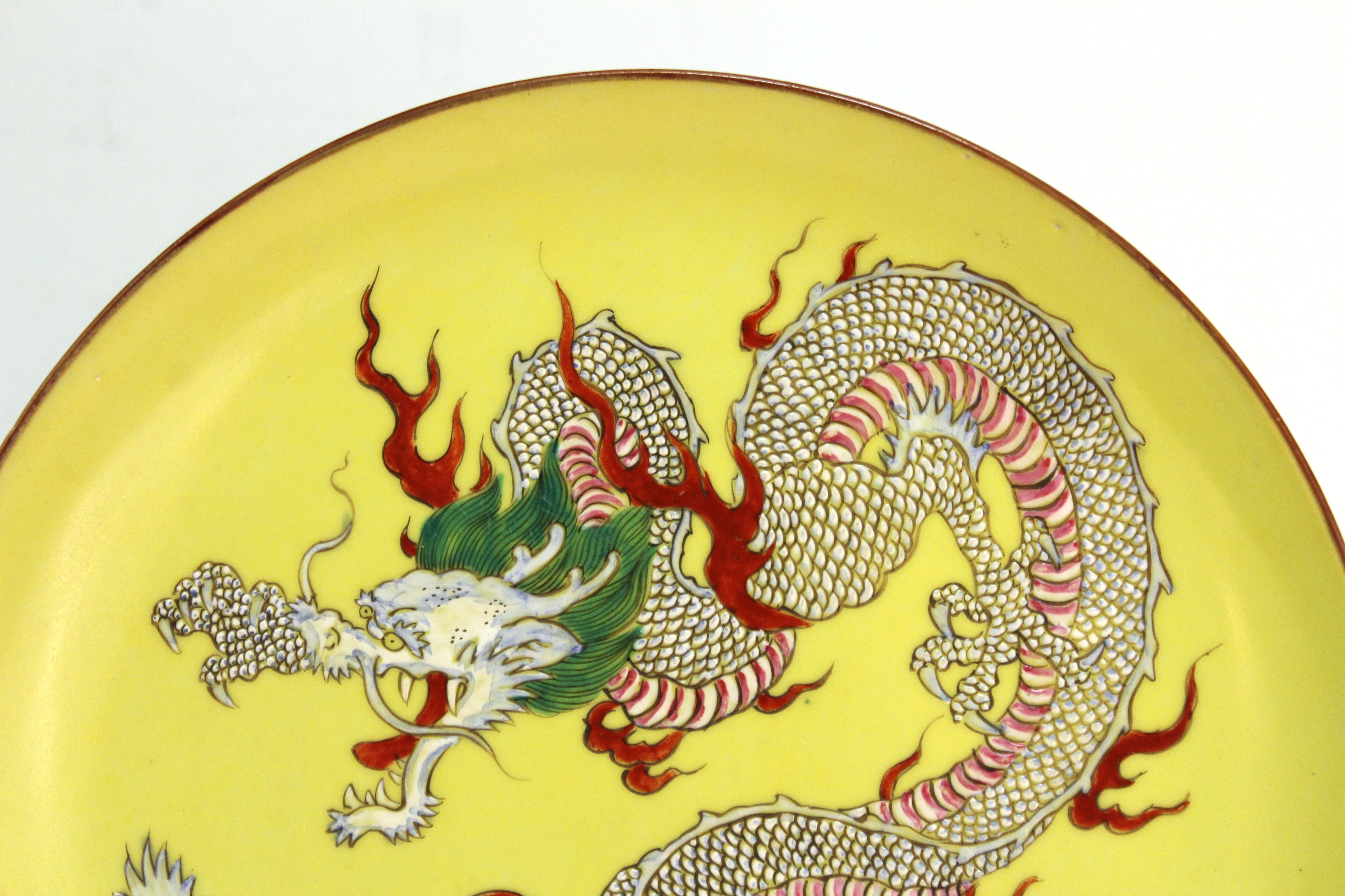 Exportation chinoise Assiette de présentation chinoise en porcelaine jaune avec dragon à cinq branches en vente