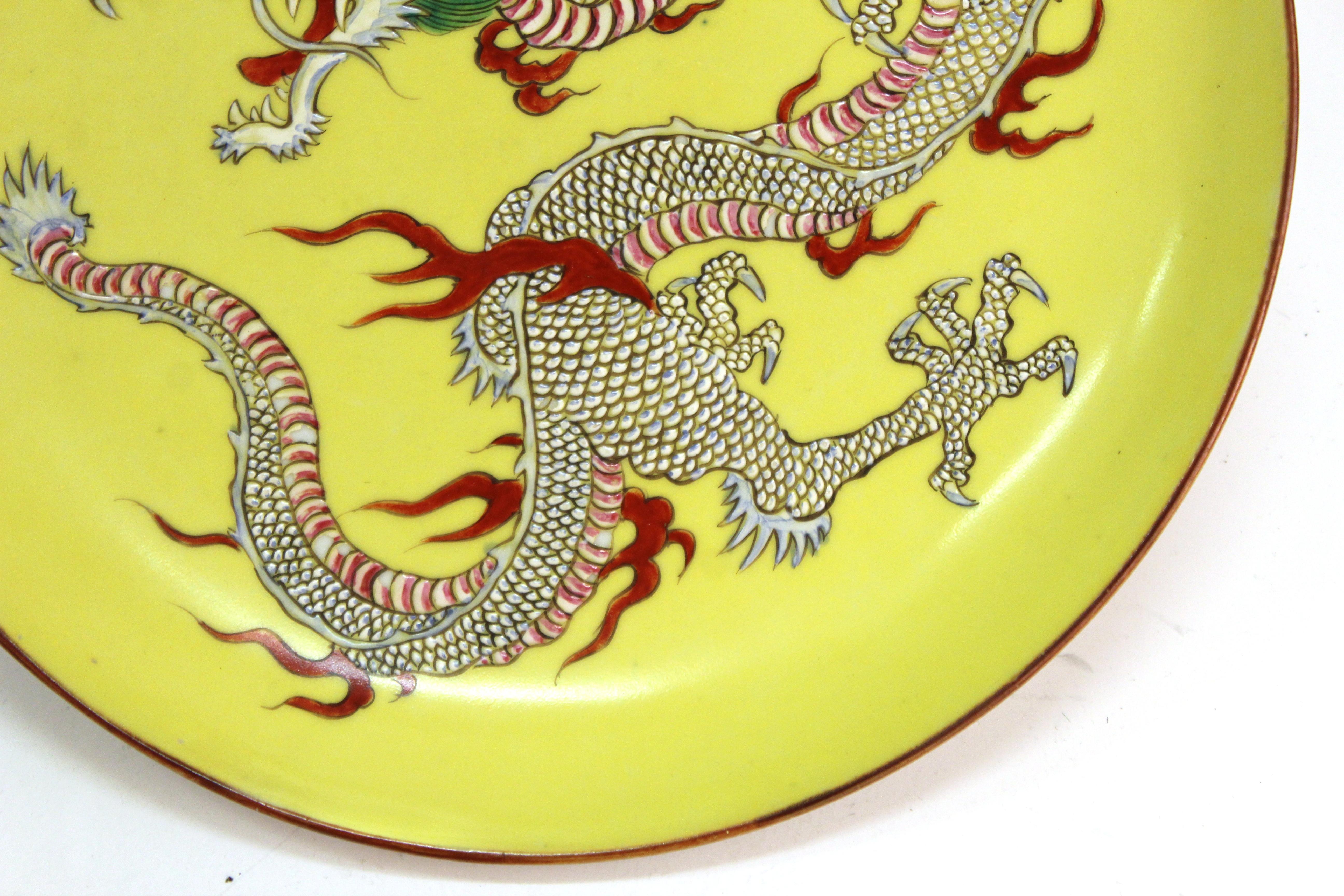 Chinois Assiette de présentation chinoise en porcelaine jaune avec dragon à cinq branches en vente