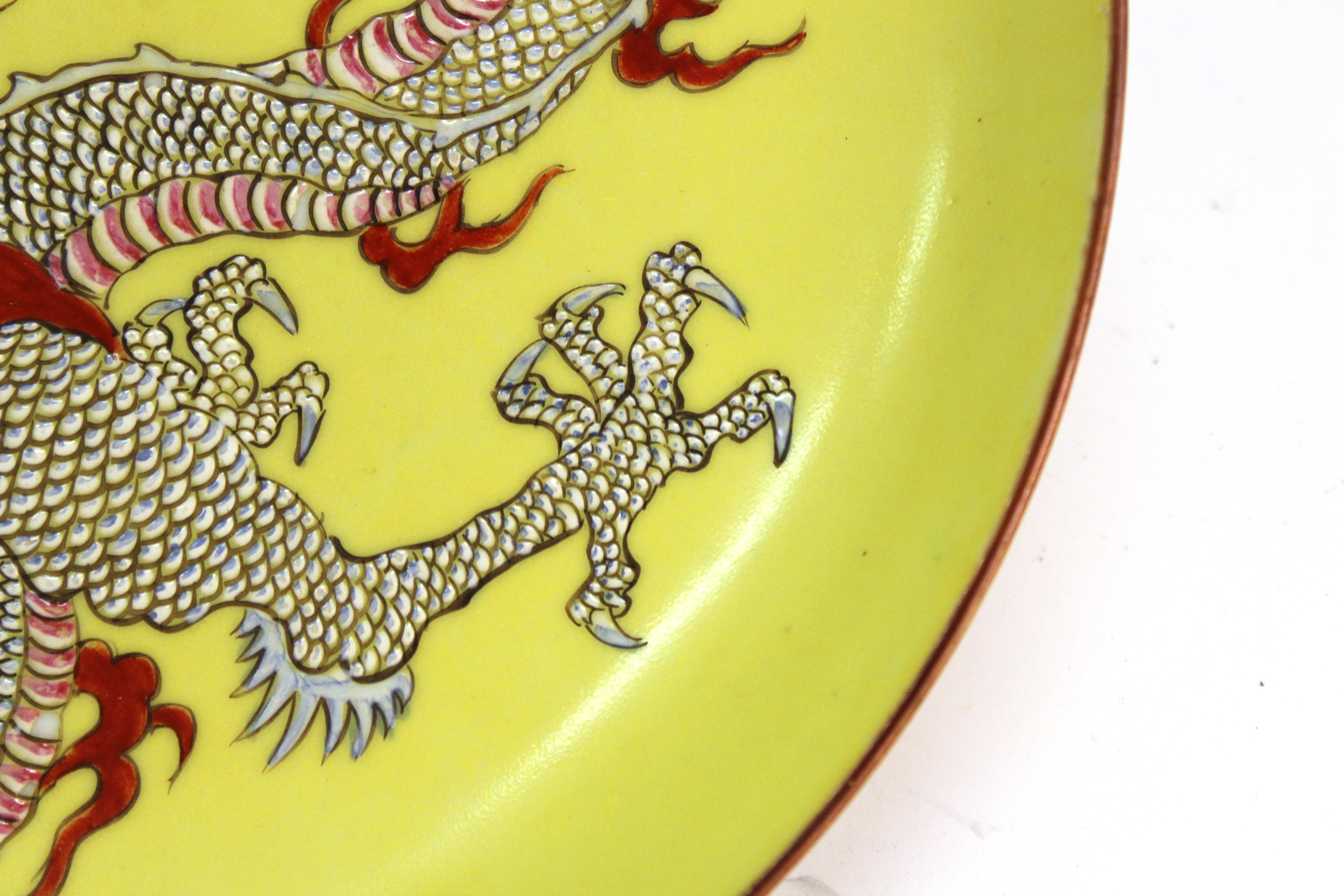 Peint à la main Assiette de présentation chinoise en porcelaine jaune avec dragon à cinq branches en vente