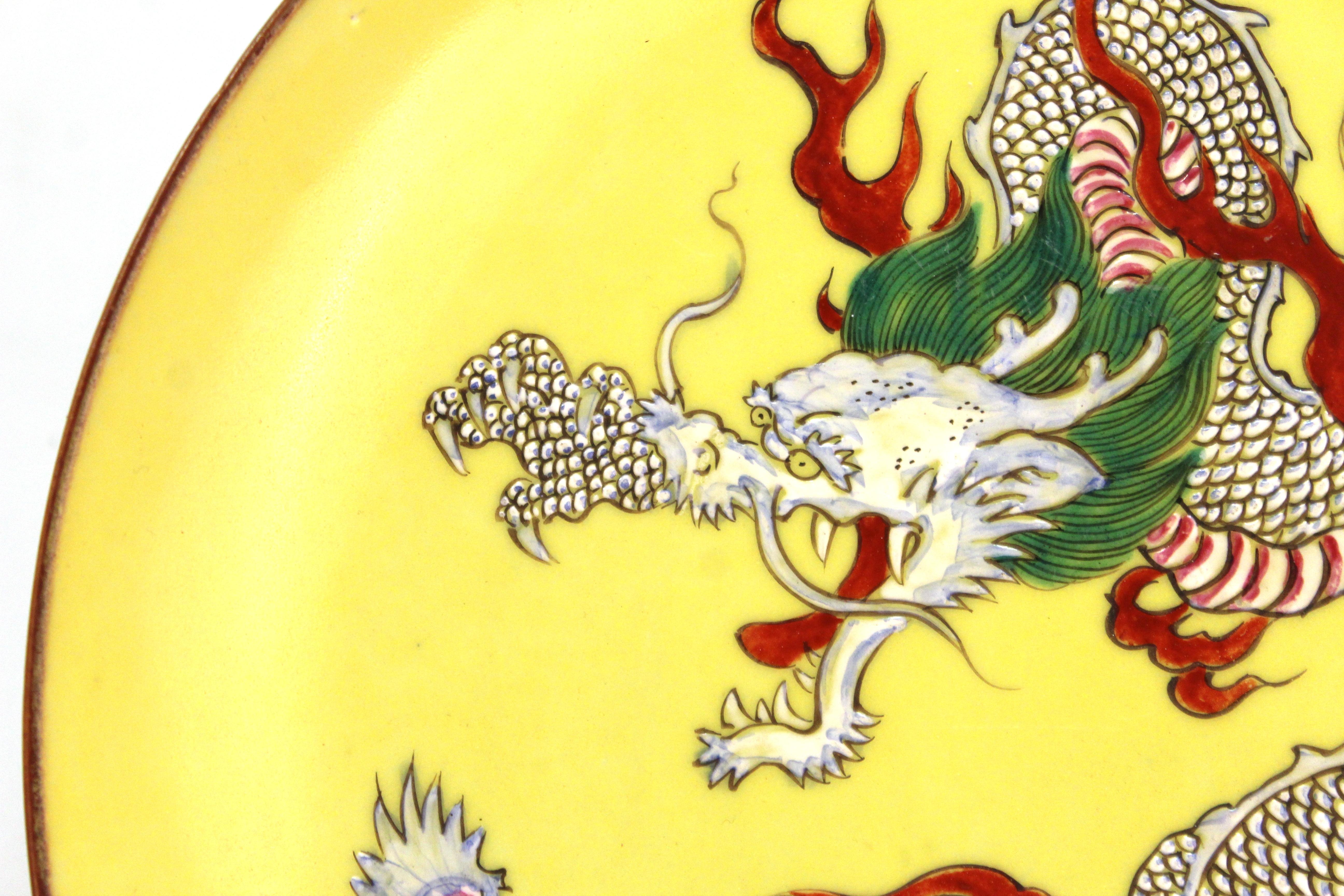 Assiette de présentation chinoise en porcelaine jaune avec dragon à cinq branches Bon état - En vente à New York, NY