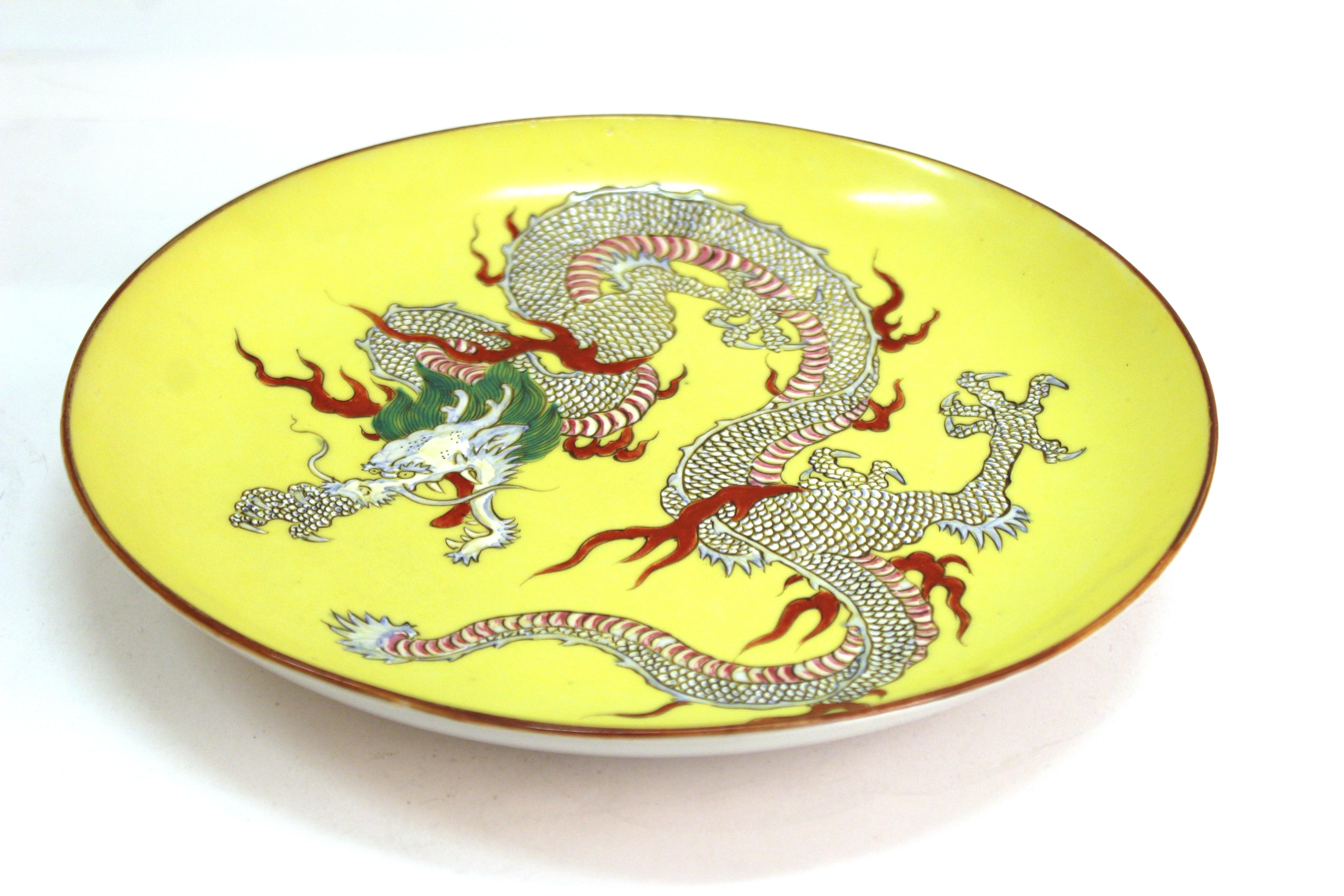 Fin du XIXe siècle Assiette de présentation chinoise en porcelaine jaune avec dragon à cinq branches en vente