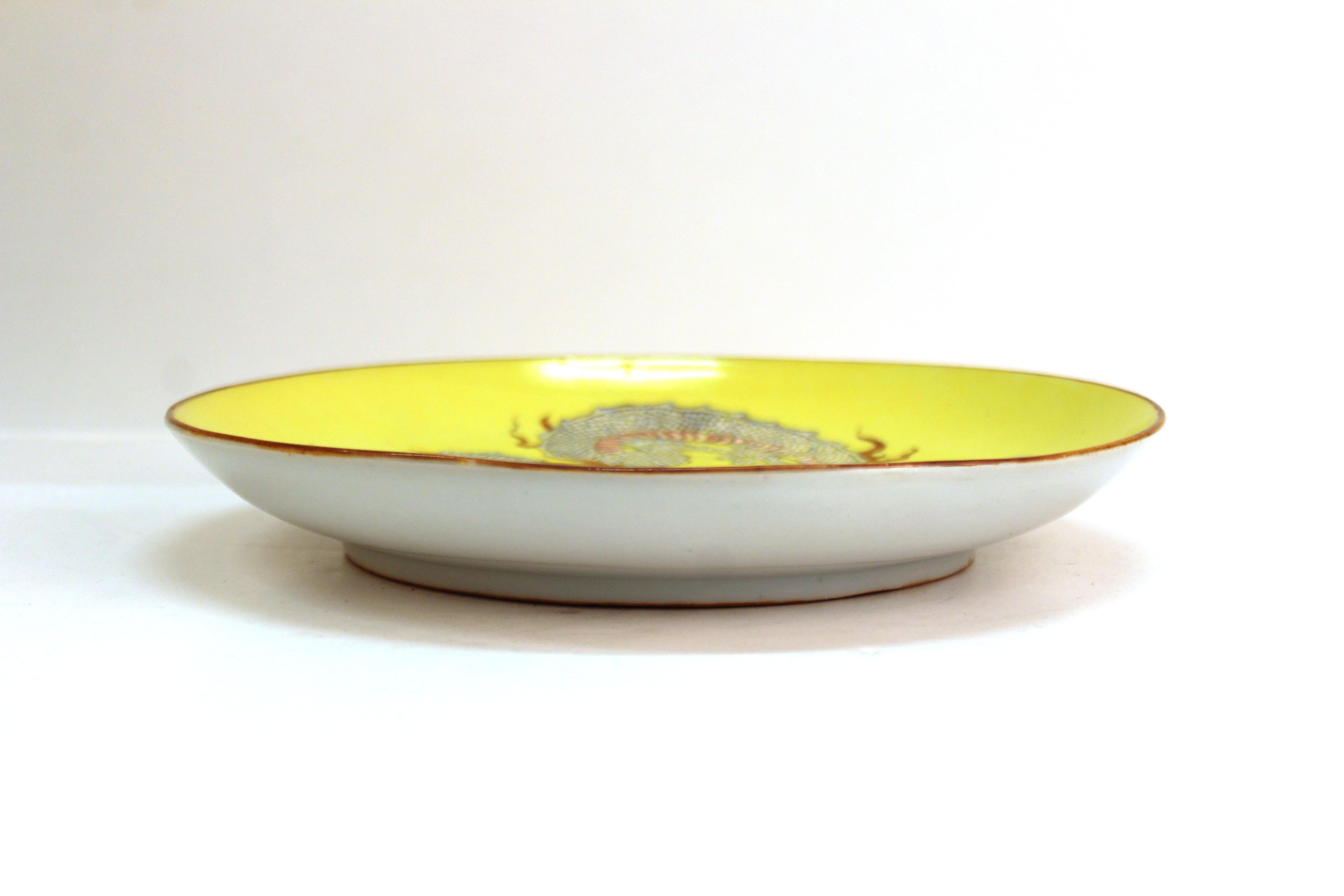 Porcelaine Assiette de présentation chinoise en porcelaine jaune avec dragon à cinq branches en vente