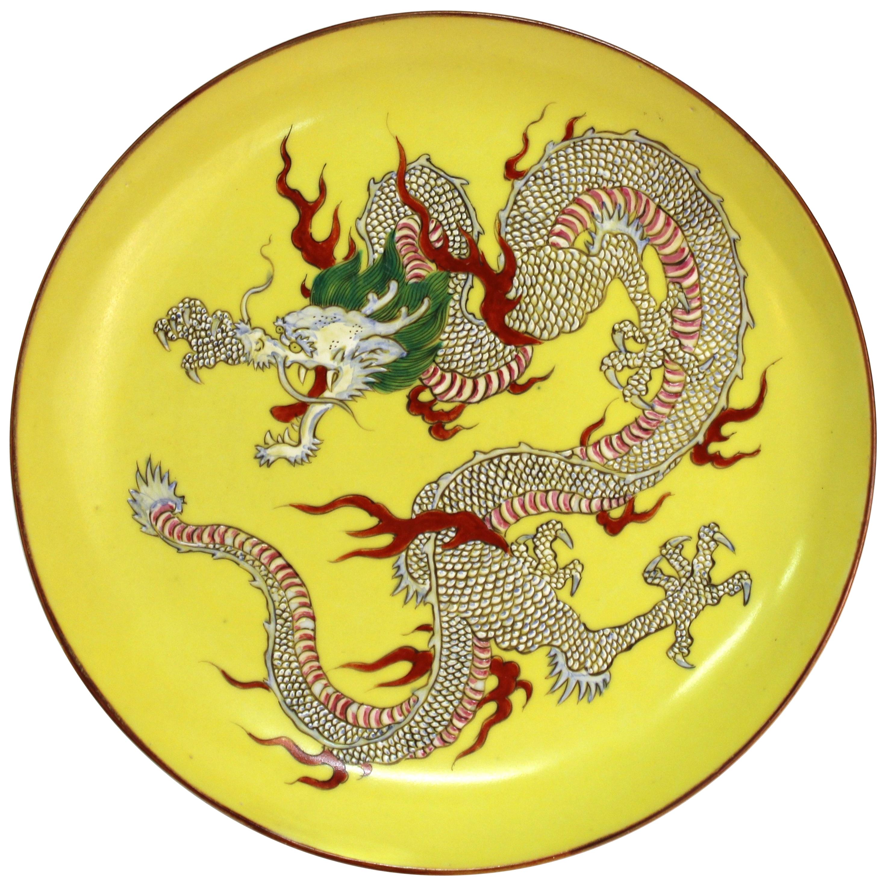 Assiette de présentation chinoise en porcelaine jaune avec dragon à cinq branches en vente