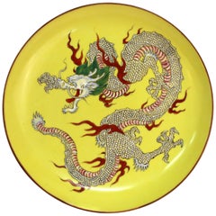 Assiette de présentation chinoise en porcelaine jaune avec dragon à cinq branches