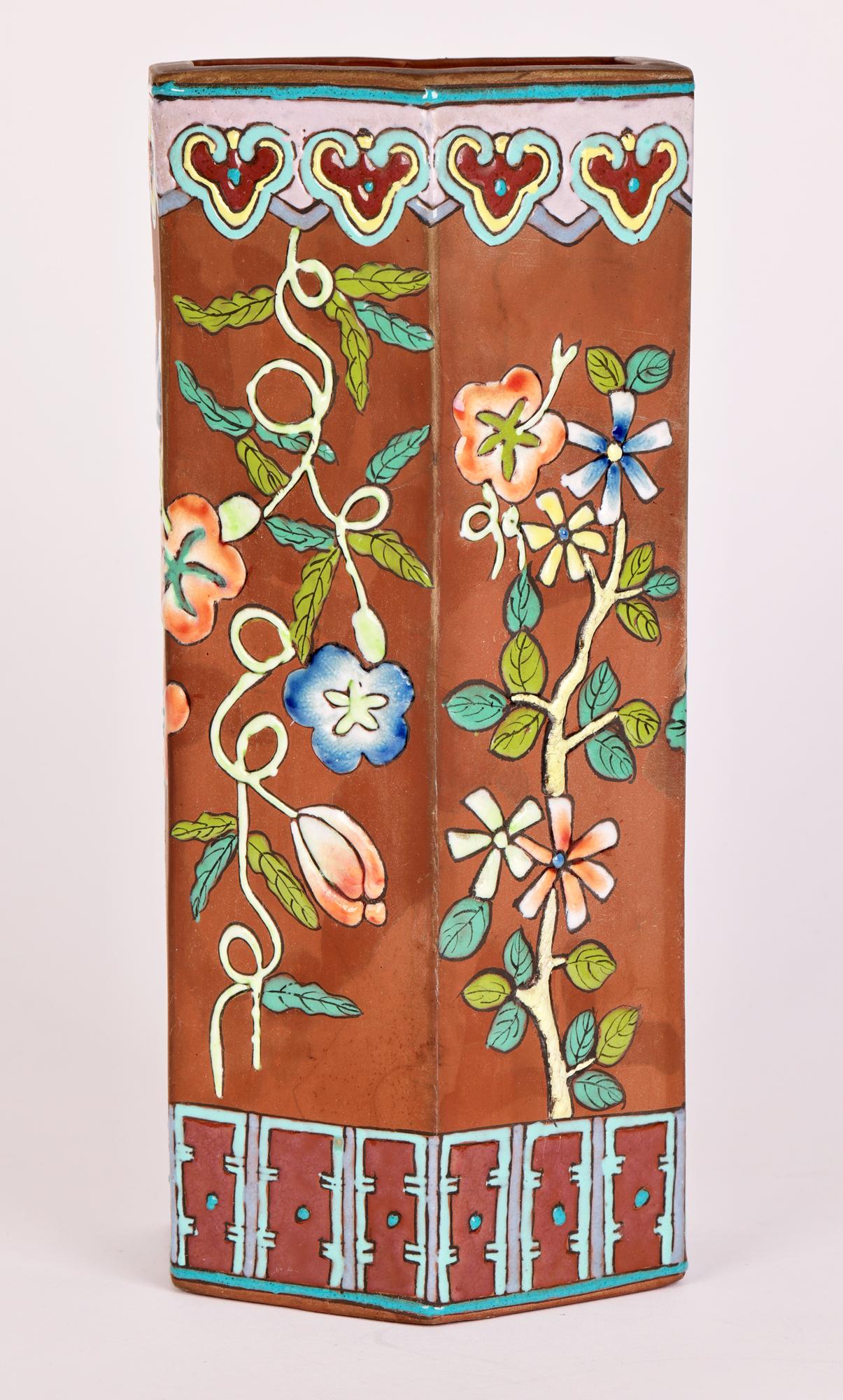 Vase hexagonal chinois Yixing peint de motifs floraux et de vignes en vente 2