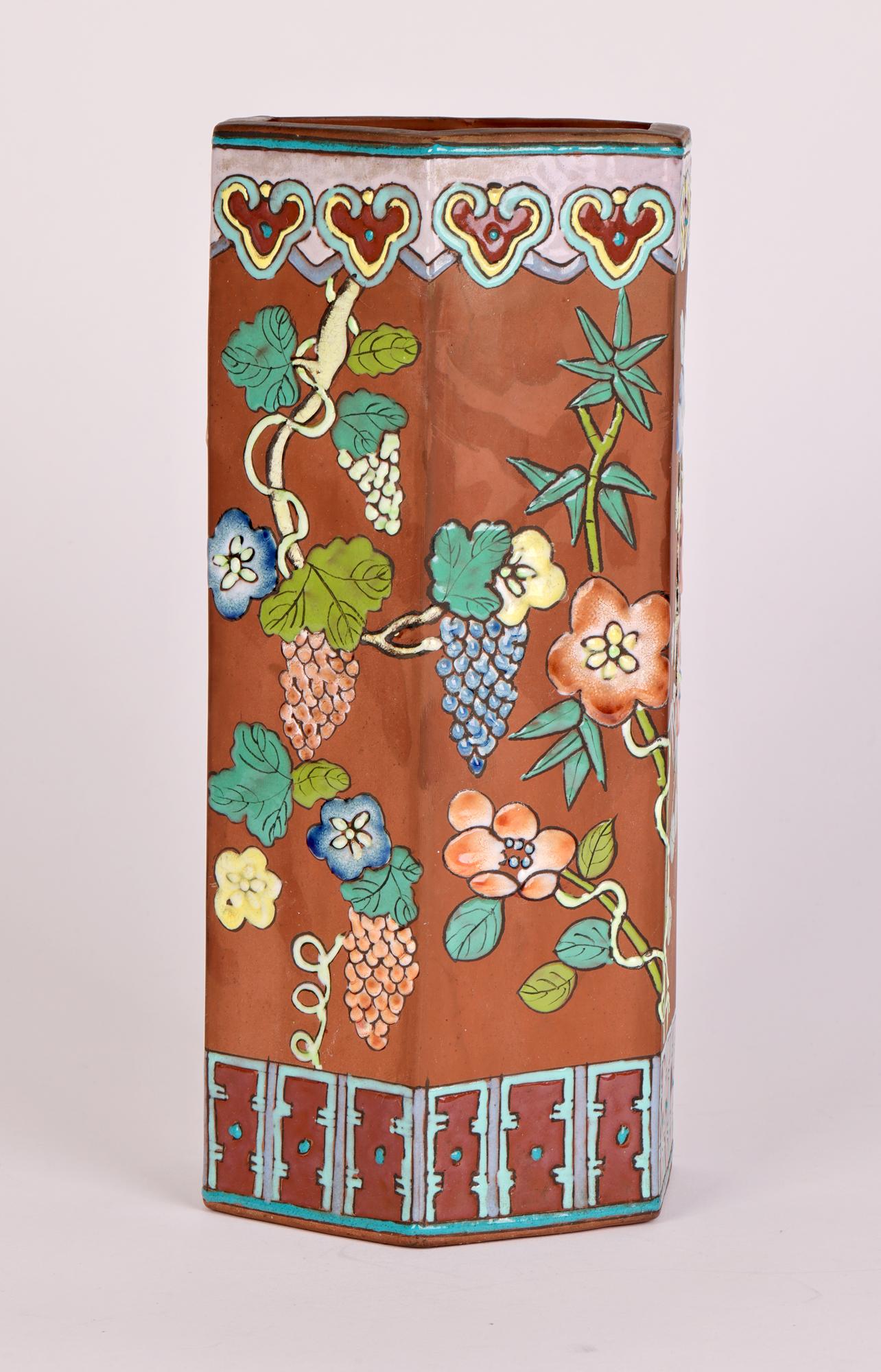 Vaso esagonale cinese Yixing con disegni floreali e di vite dipinti in vendita 4
