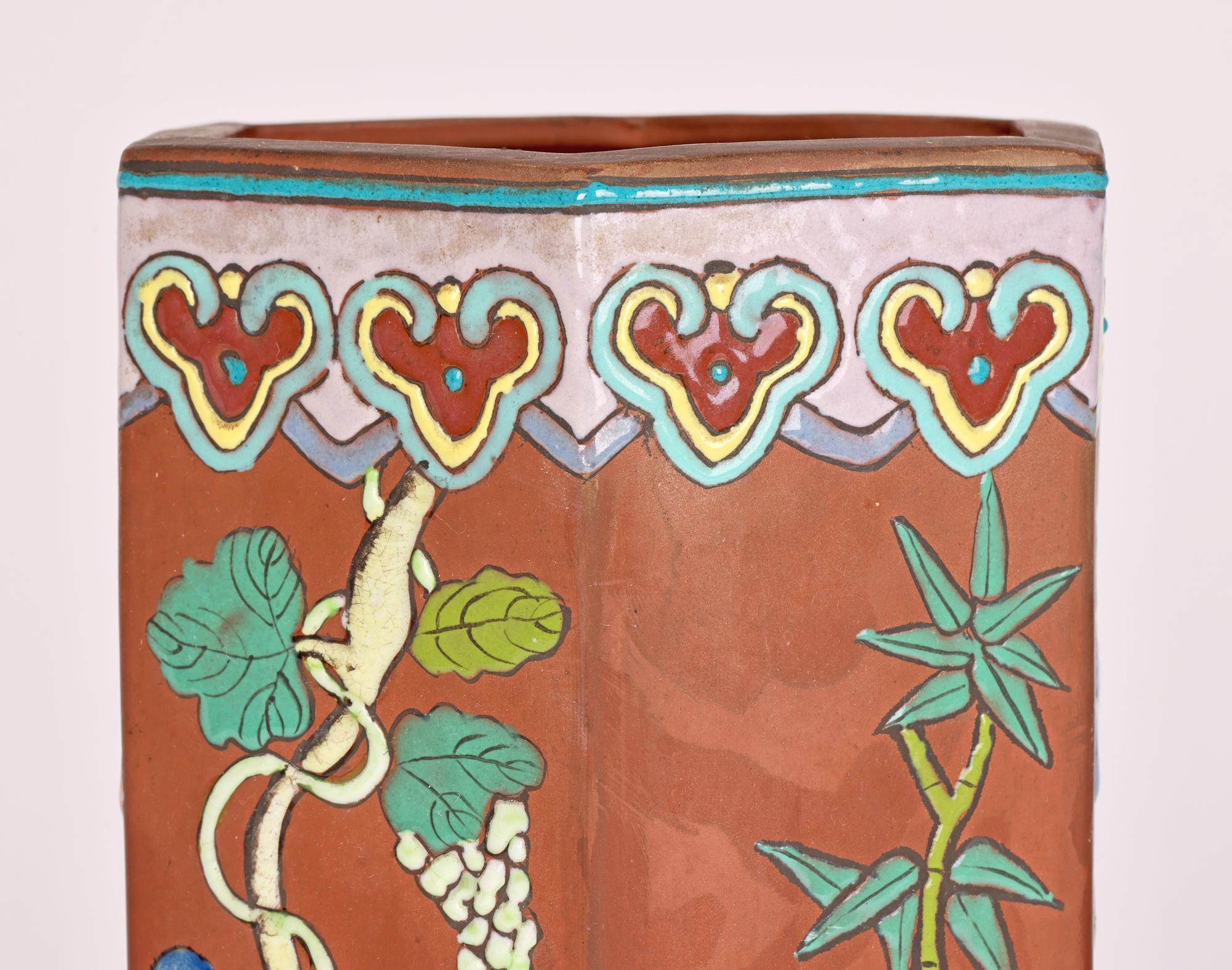 Vase hexagonal chinois Yixing peint de motifs floraux et de vignes en vente 8