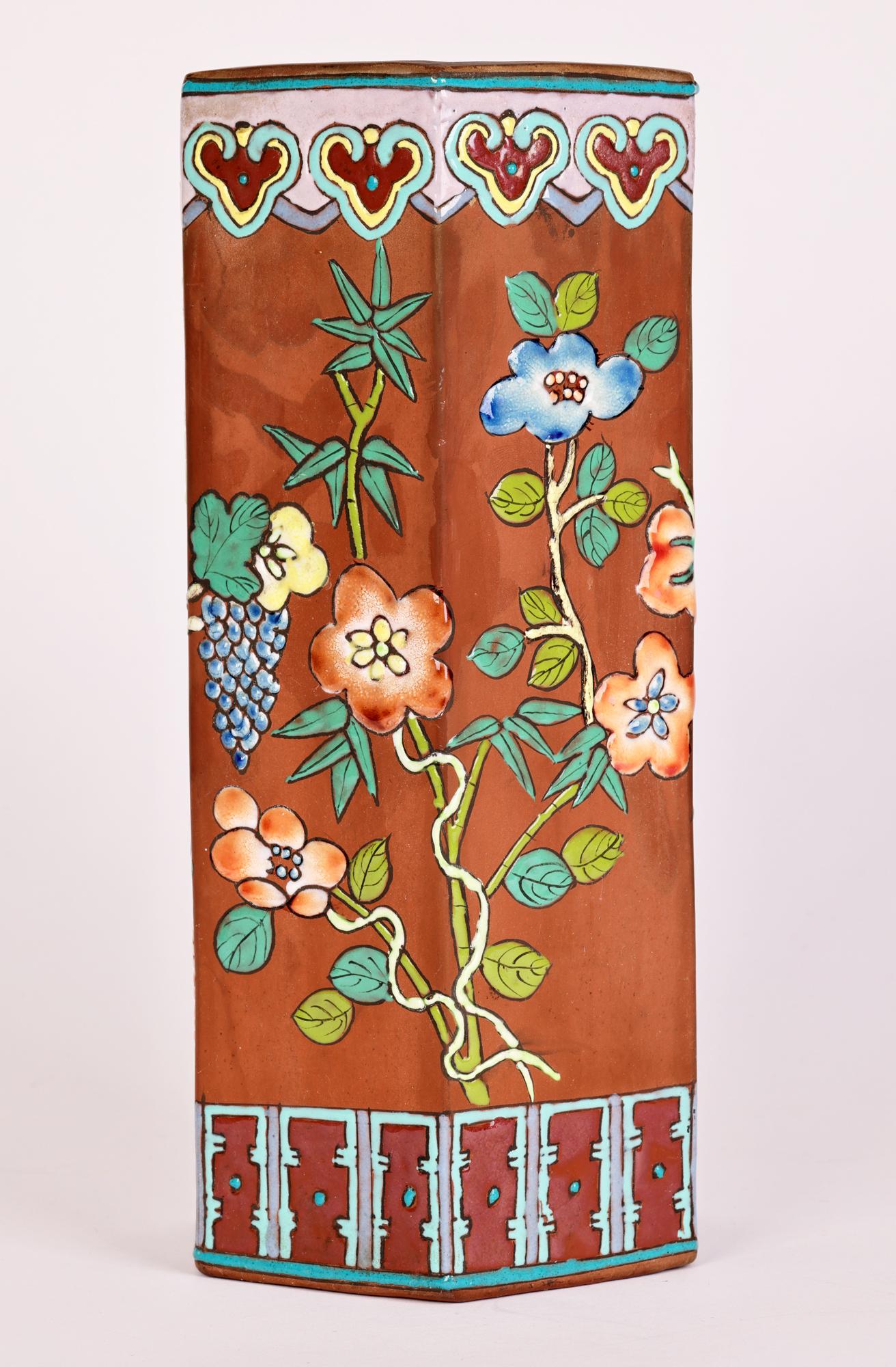 Fait main Vase hexagonal chinois Yixing peint de motifs floraux et de vignes en vente