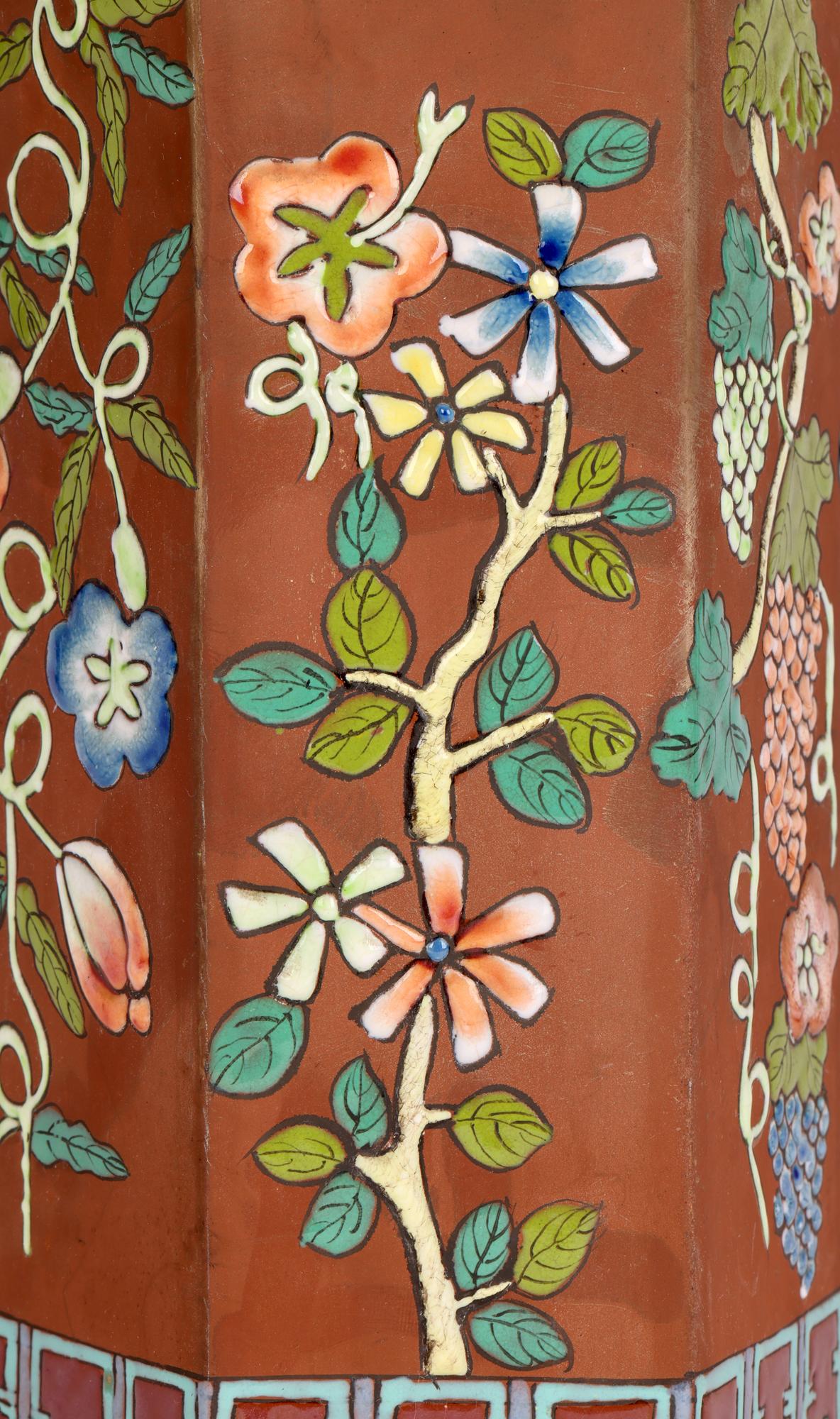 20ième siècle Vase hexagonal chinois Yixing peint de motifs floraux et de vignes en vente