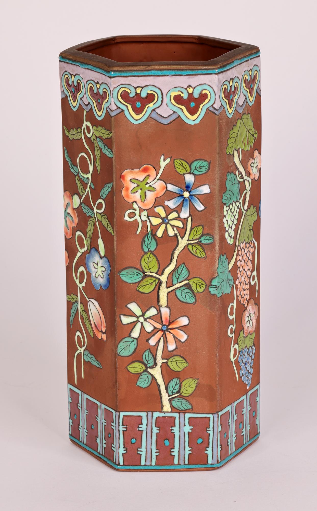 Terre cuite Vase hexagonal chinois Yixing peint de motifs floraux et de vignes en vente