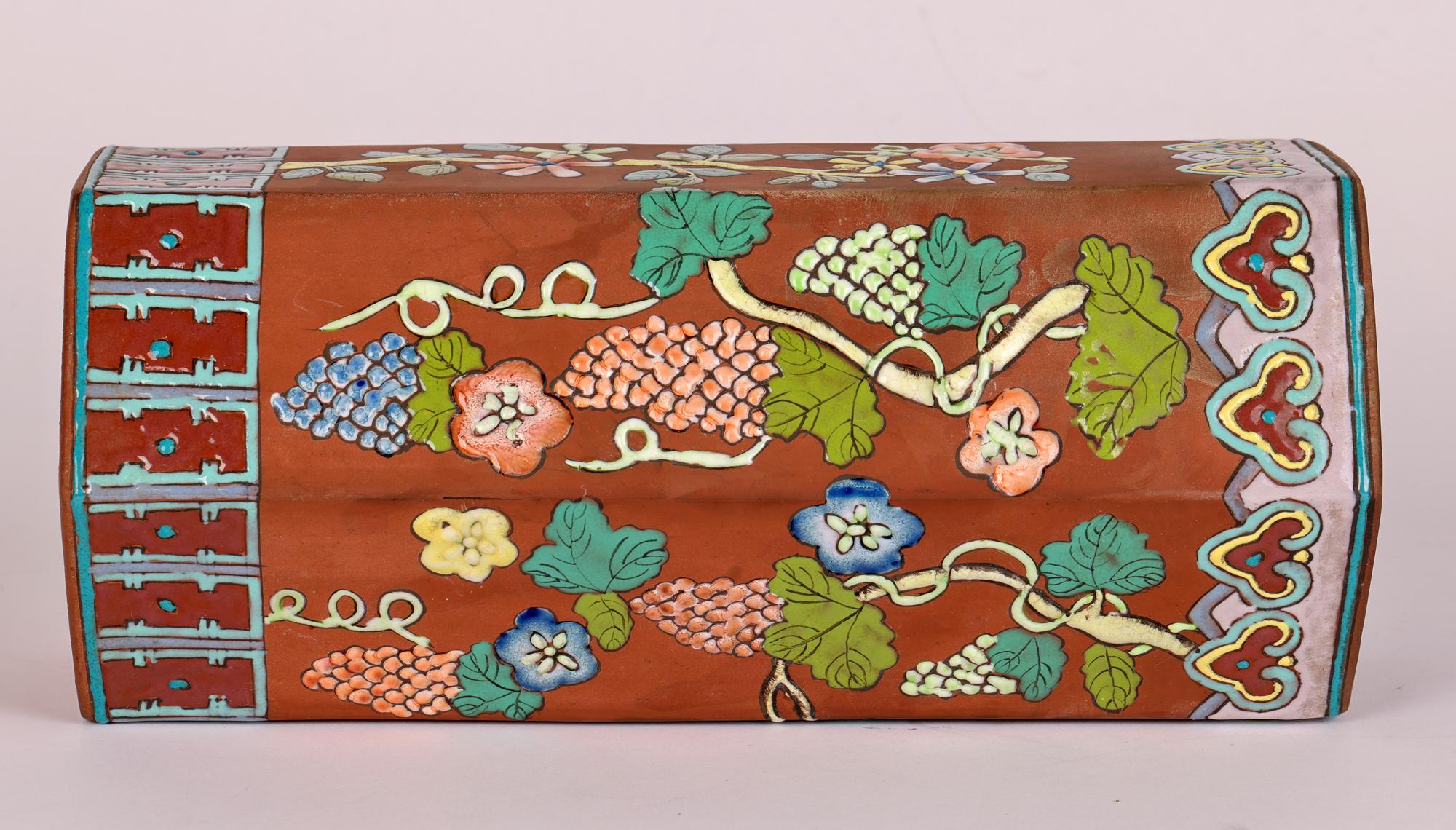 Vase hexagonal chinois Yixing peint de motifs floraux et de vignes en vente 1