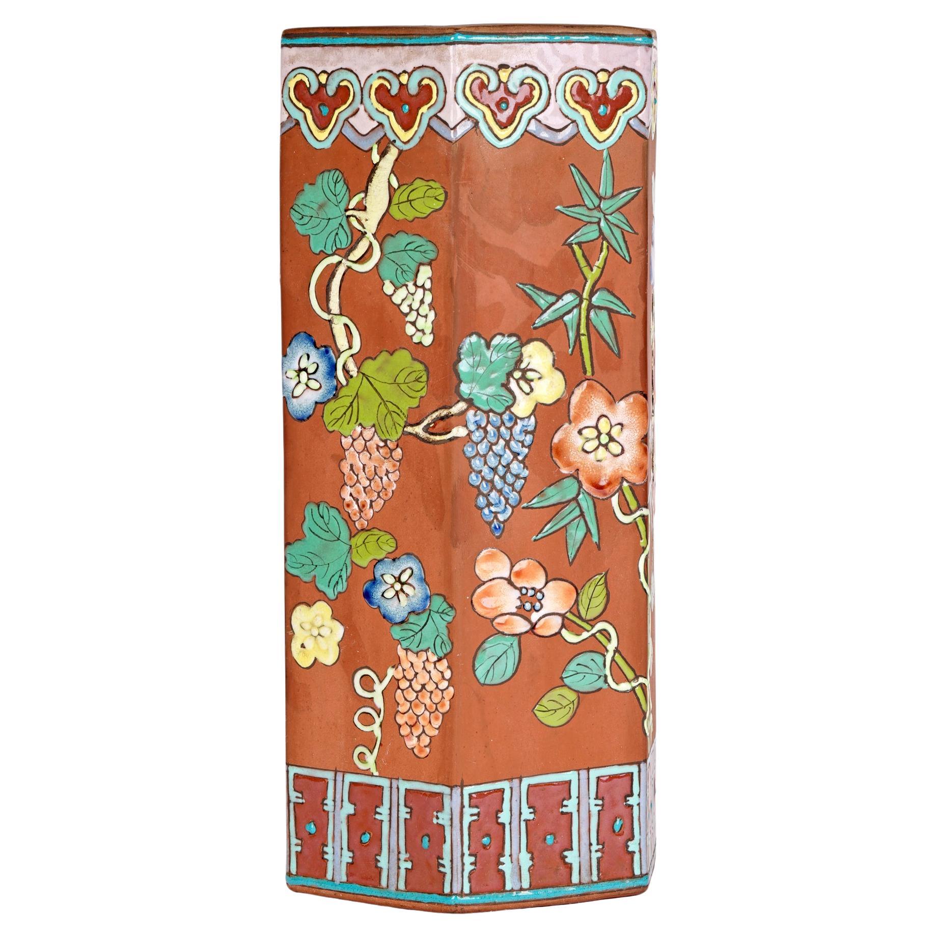 Vase hexagonal chinois Yixing peint de motifs floraux et de vignes