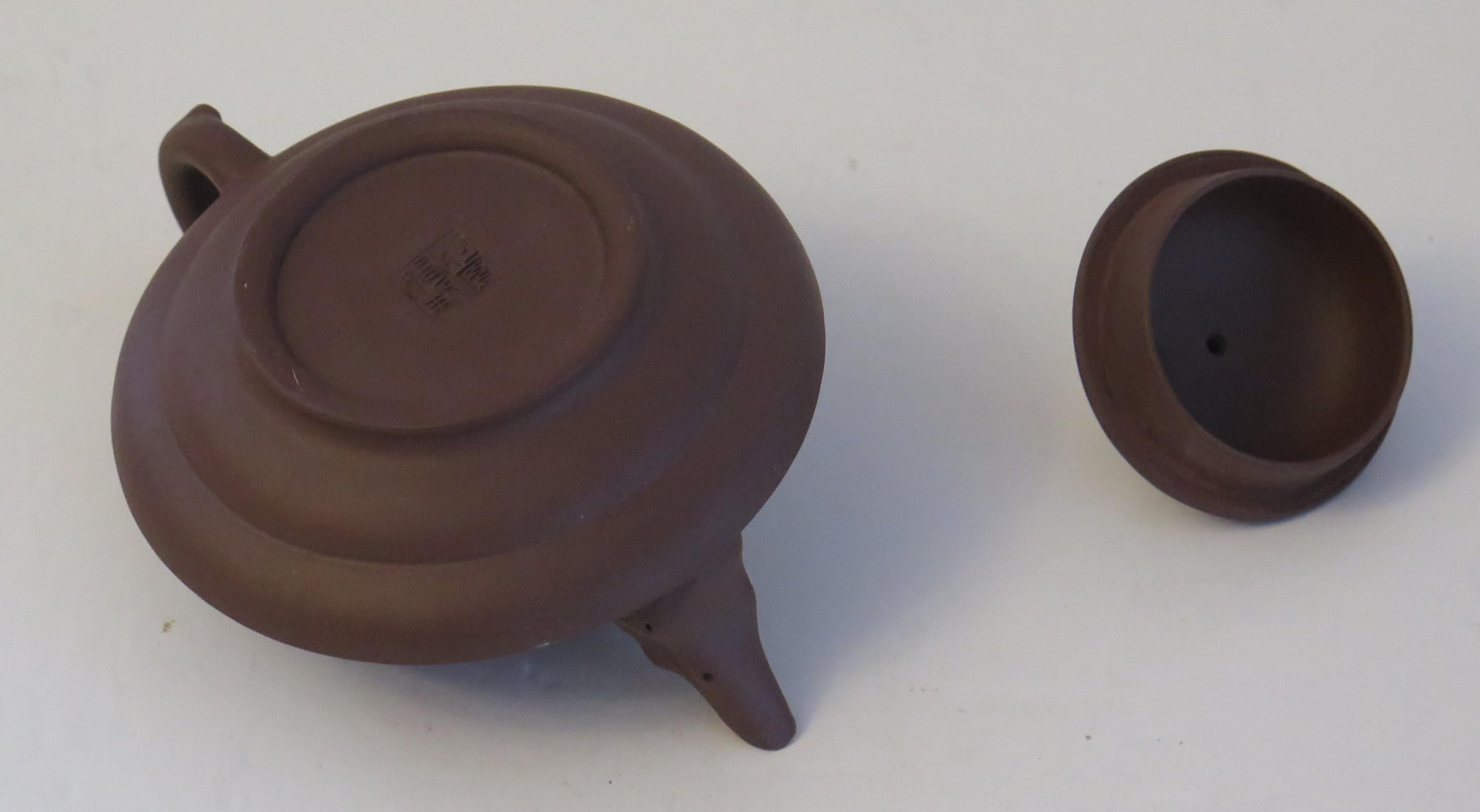 Argile Poèmes de thé chinois en argile rouge Yixing et feuilles de bambou, C 1950 en vente