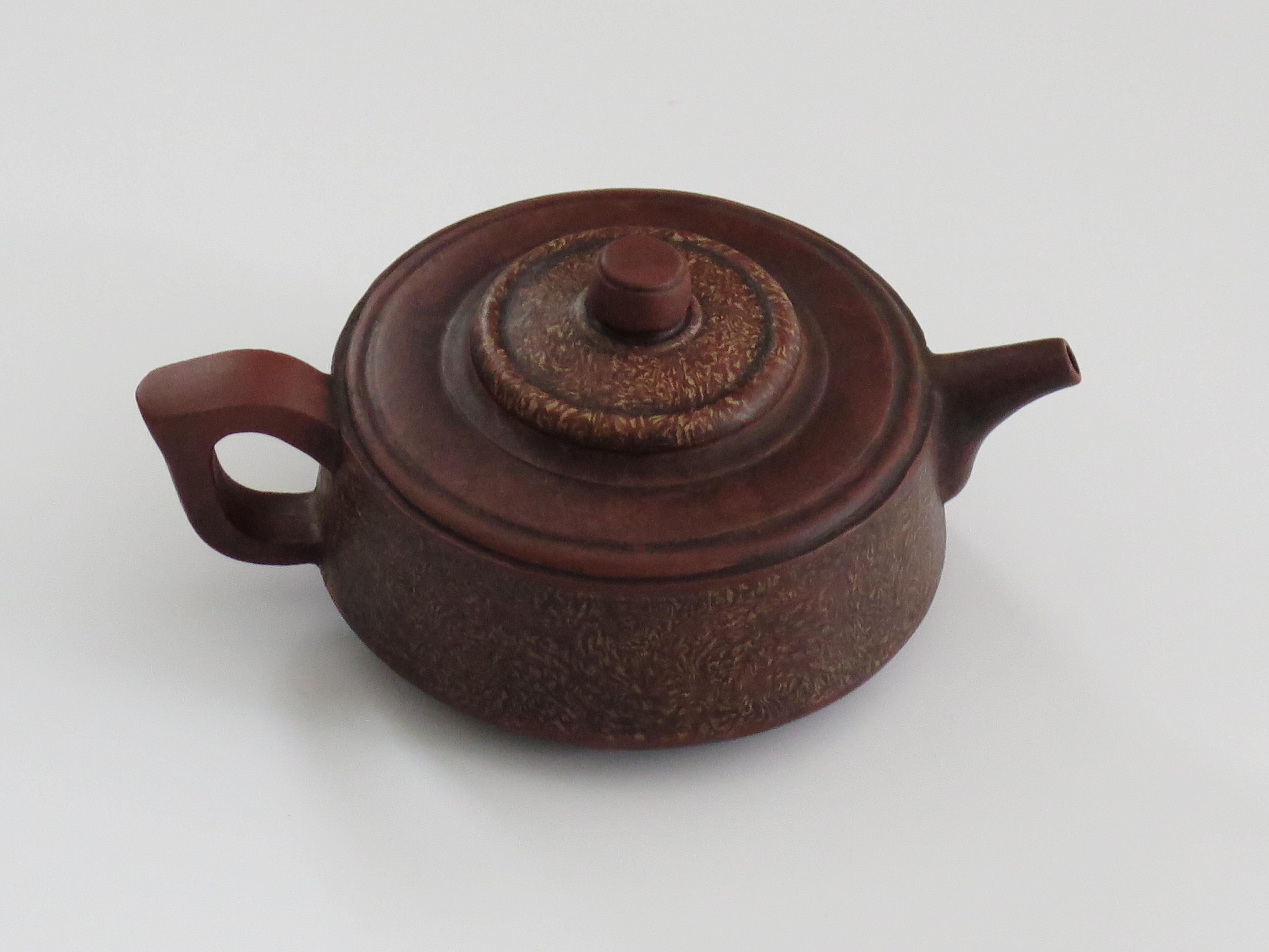 Chinese Yixing Red Clay Teapot with marbled decoration fully marked, Circa 1920 In Good Condition For Sale In Lincoln, Lincolnshire