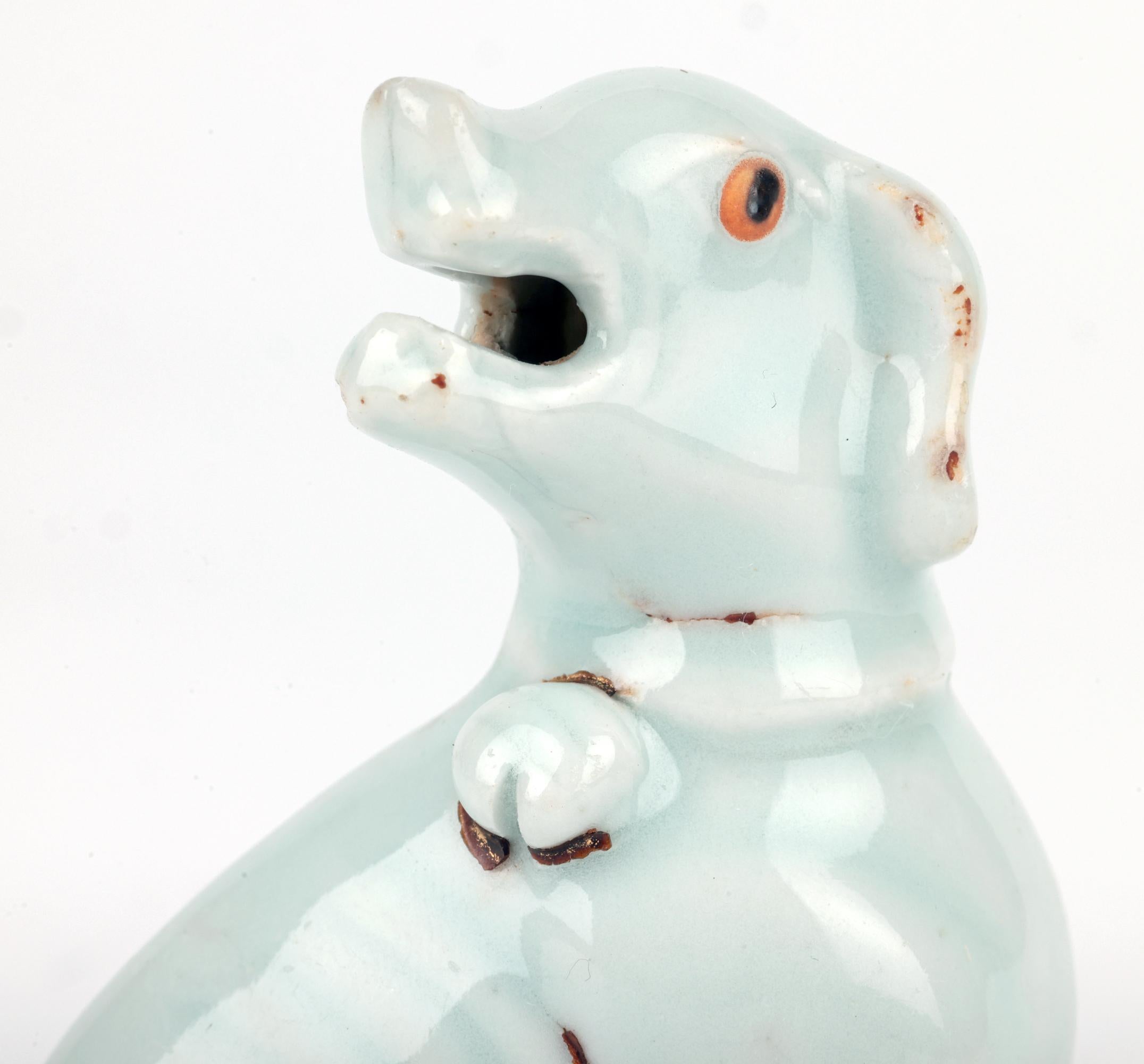 Figure d'un chien en porcelaine céladon émaillée chinoise Yongzheng en vente 2