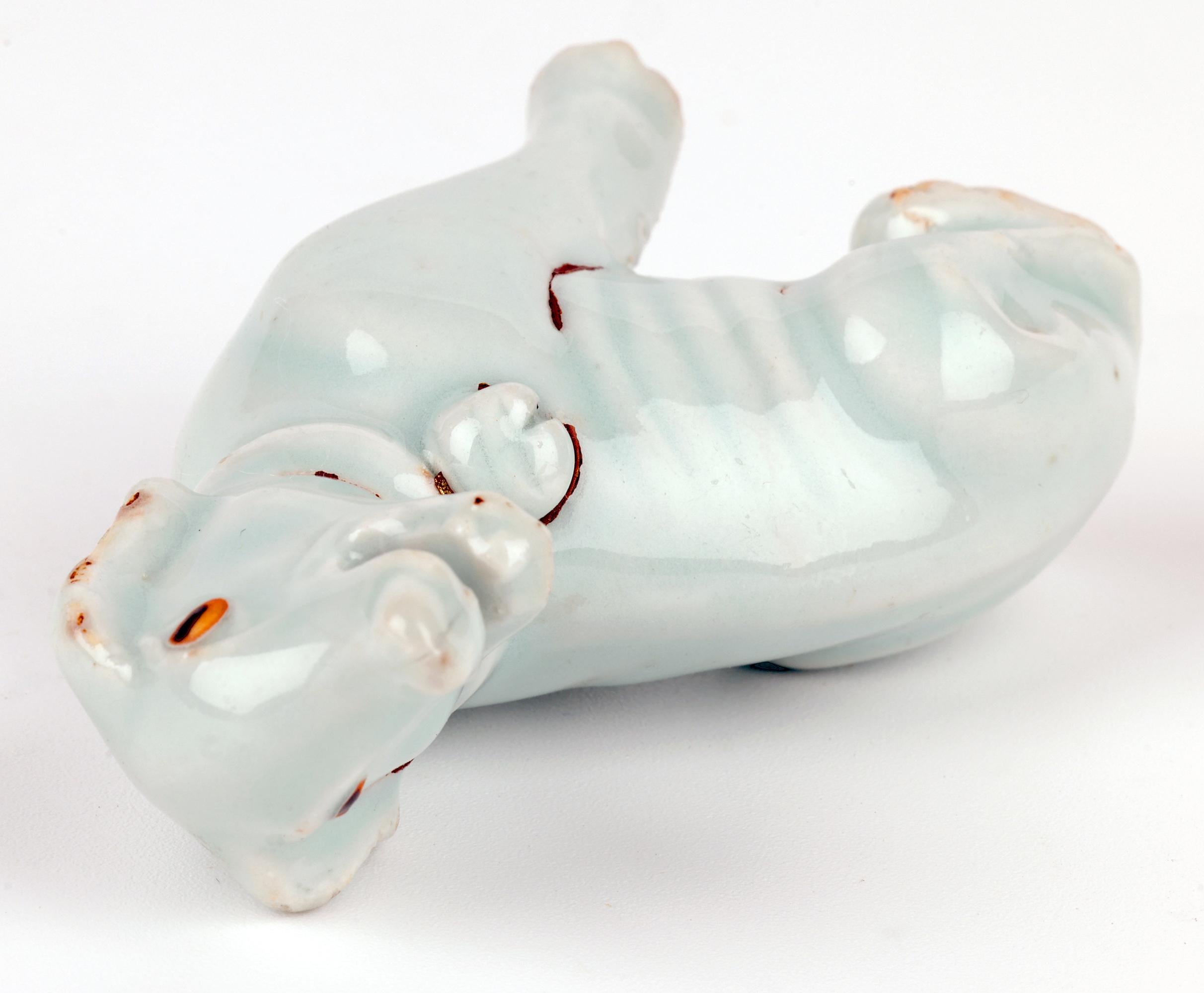 Figure d'un chien en porcelaine céladon émaillée chinoise Yongzheng en vente 4