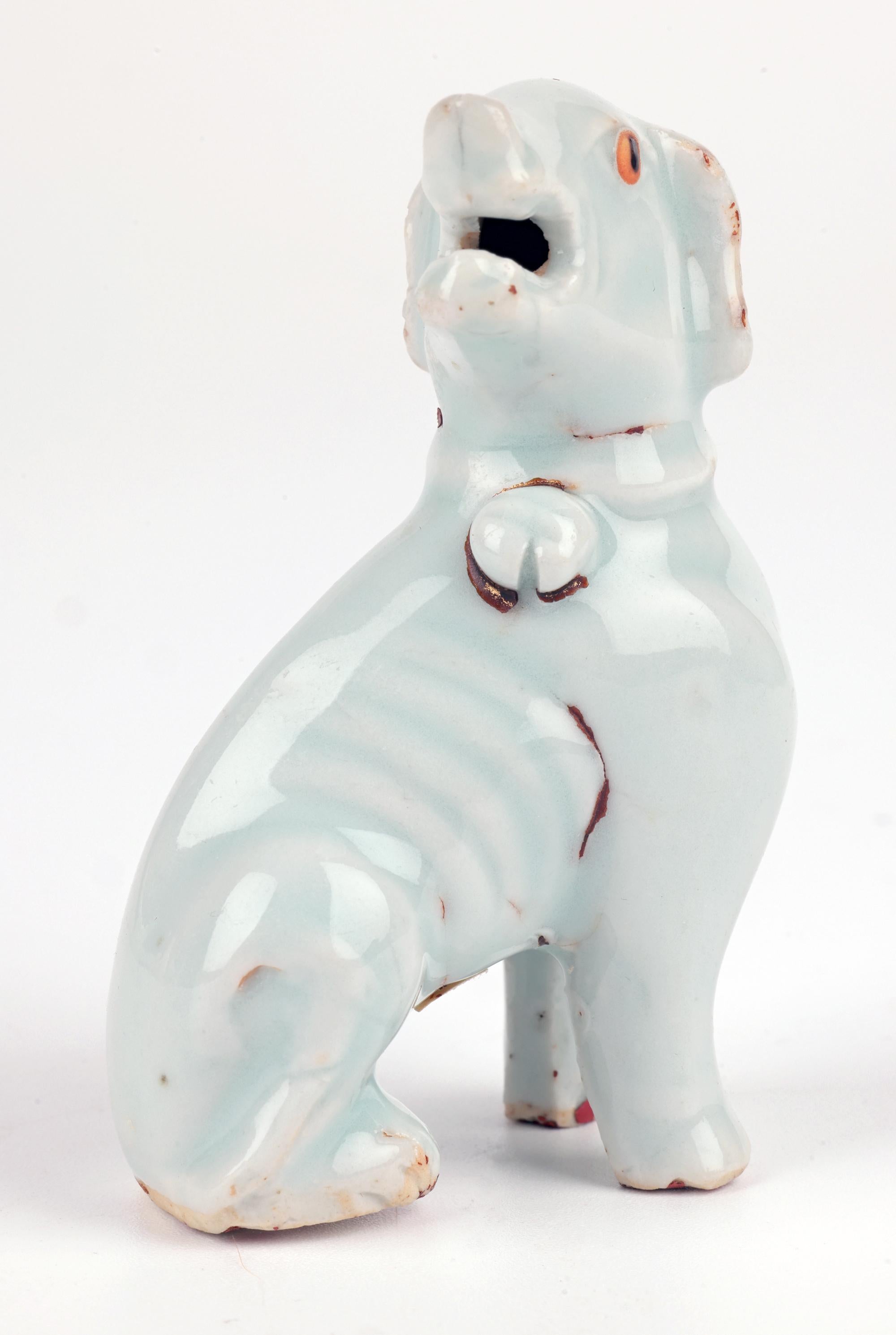 Figure d'un chien en porcelaine céladon émaillée chinoise Yongzheng en vente 7