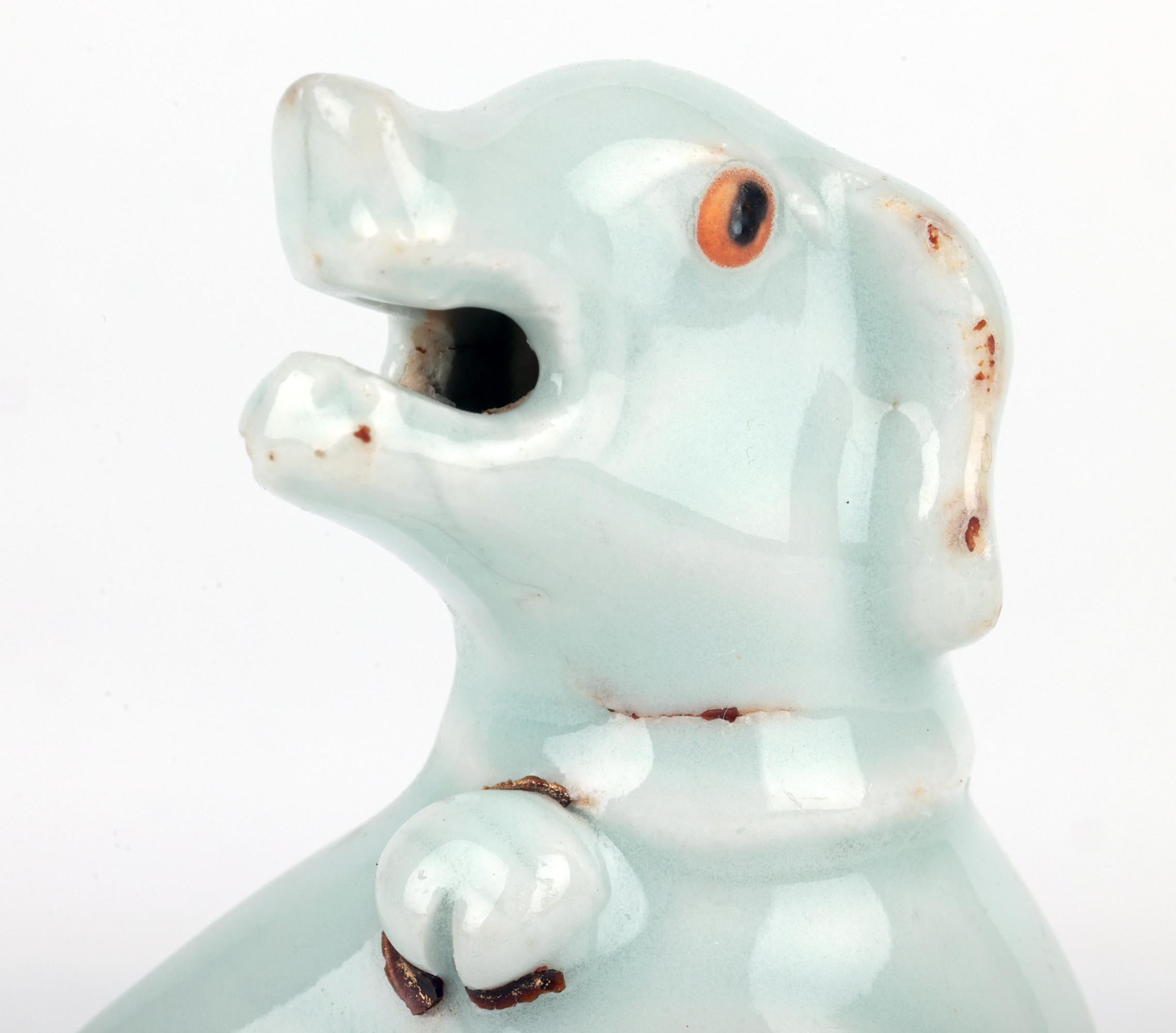 Figure d'un chien en porcelaine céladon émaillée chinoise Yongzheng en vente 8